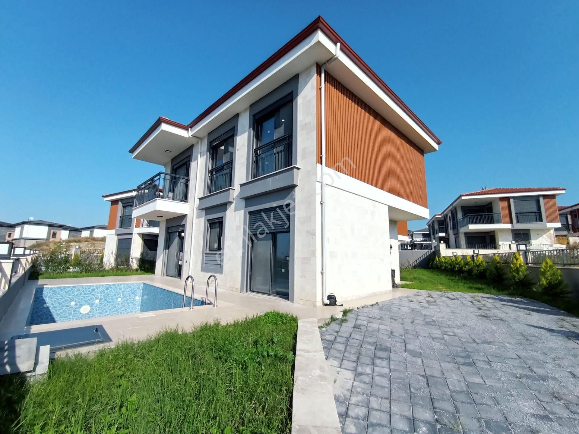 Kuşadası Davutlar Satılık Villa Davutlar'da Satılık 4+1 Müstakil Özel Havuzlu Özel Otoparklı Villa