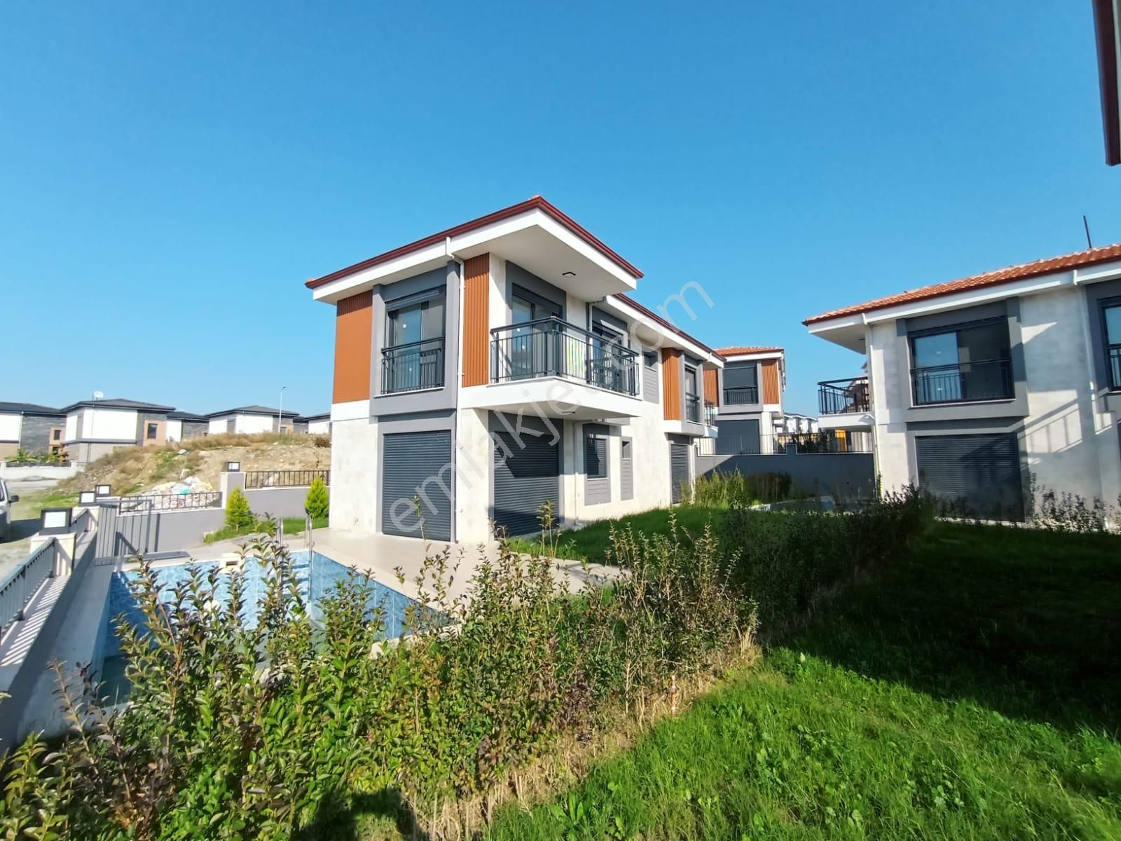 Kuşadası Davutlar Satılık Villa Davutlar'da Satılık 4+1 Müstakil Özel Havuzlu Özel Otoparklı Villa