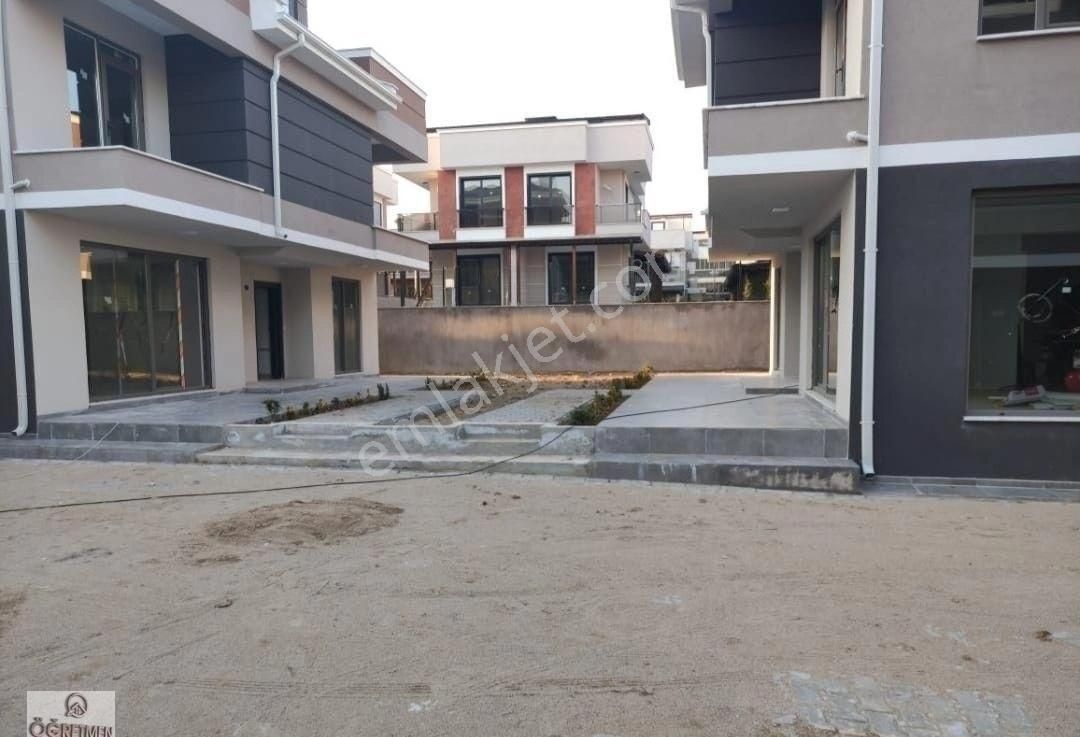 Menderes Barbaros Satılık Villa Öğretmen Emlaktan Barbarosta Site İçinde Kapalı Mutfak 5+1 Villa