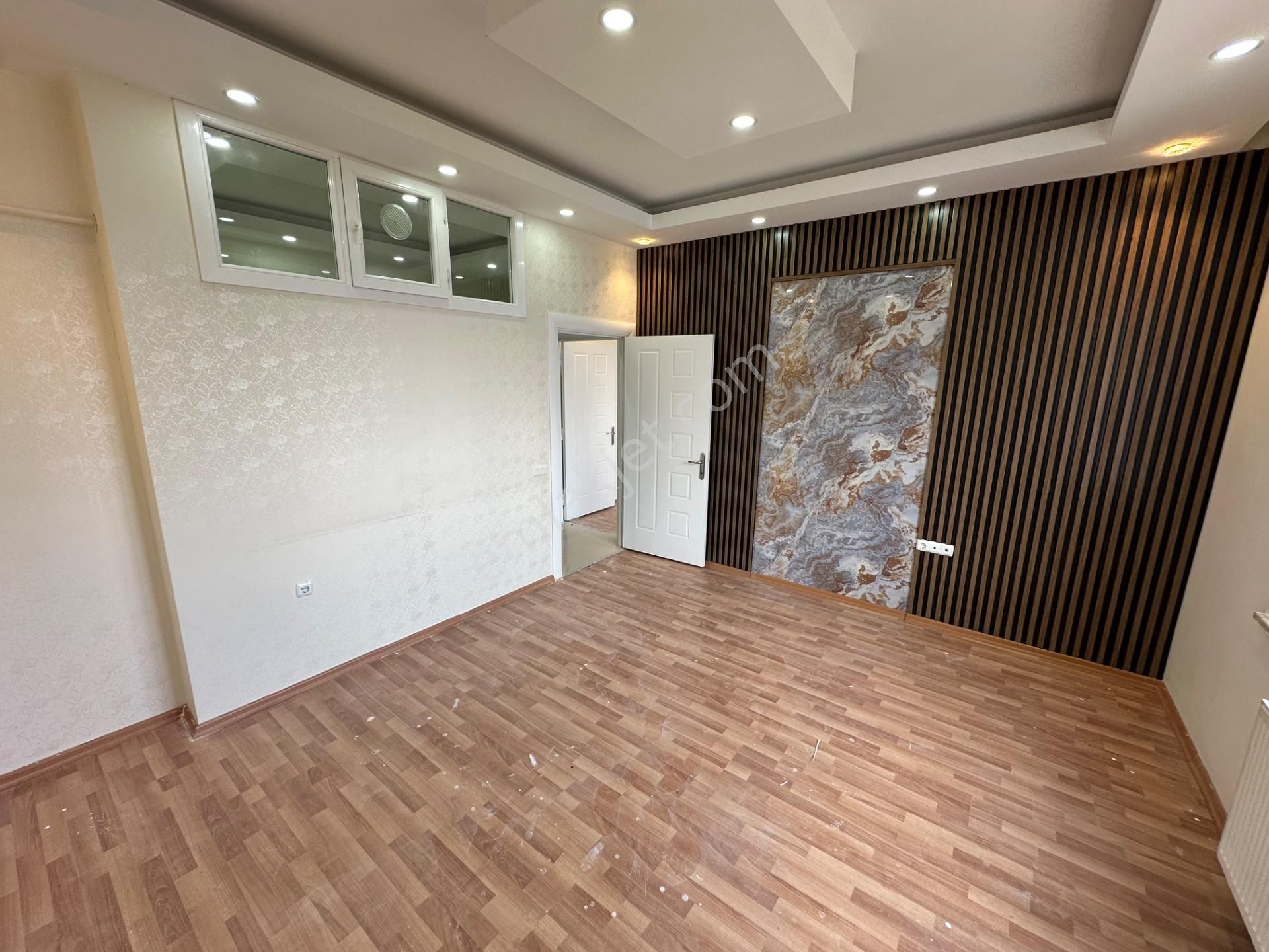Karataş Merkezde 2+0 Eşyasız Kiralık Ara Kat Daire