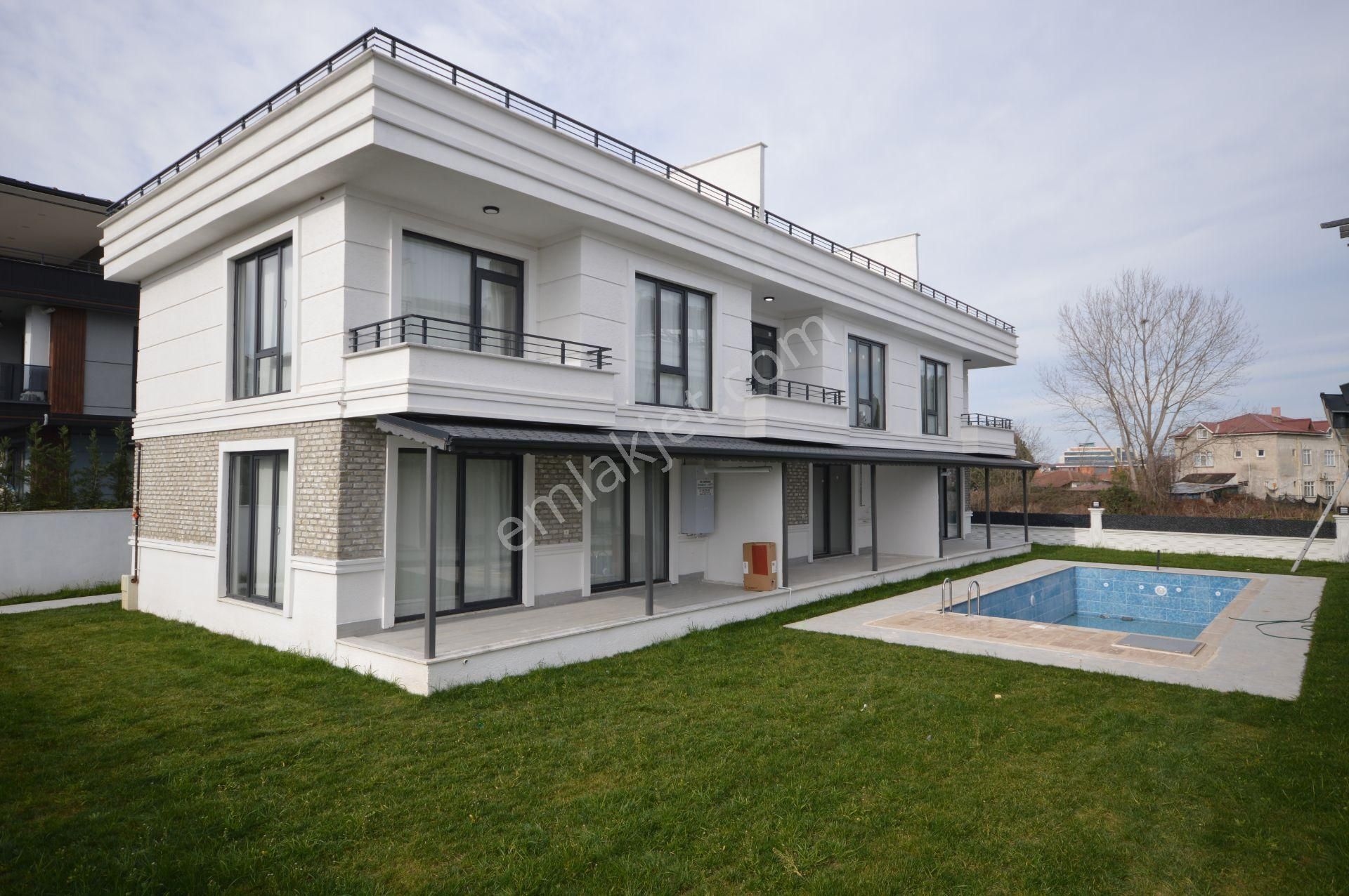 Karasu Yalı Satılık Villa Havuzlu Villada Teras Keyfi: Nezih Yaşam