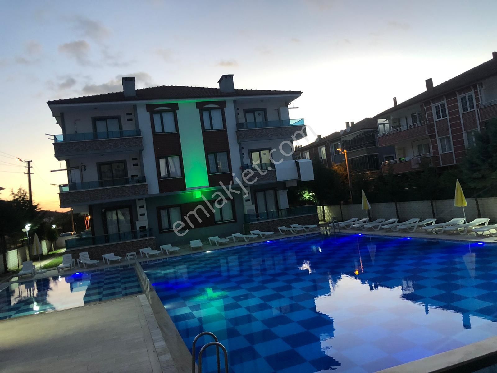 Karasu Yalı Satılık Daire Denize Yakın Merkezi Konumlu Sitede 2+1 Satılık Eşyalı Daire