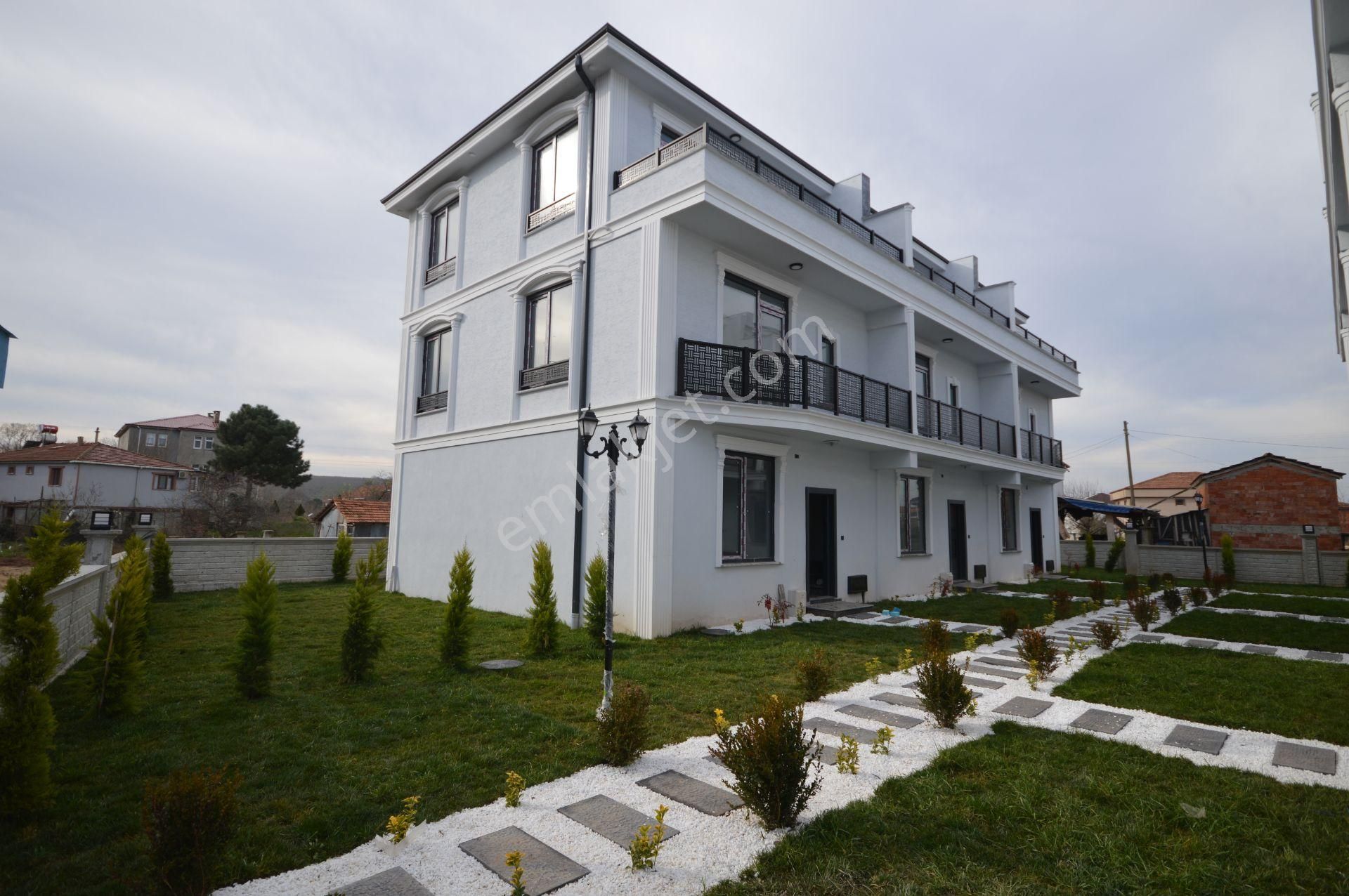 Karasu Yalı Satılık Villa Köşe Geniş Bahçeli 4+1 Lüks Villa