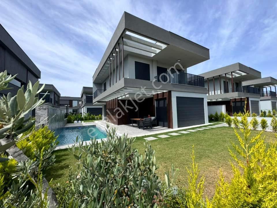 Kuşadası Davutlar Satılık Villa Kuşadasında Modern Tasarlanmış Muhteşem Konseptte Lüks Villa