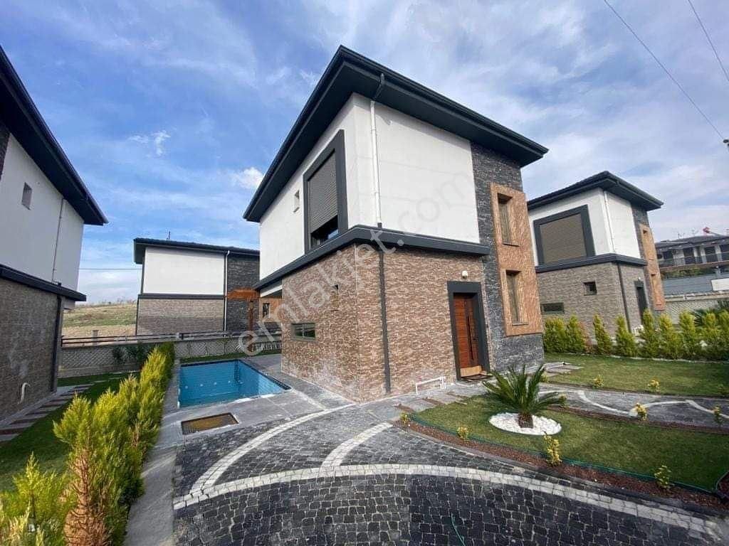 Kuşadası Davutlar Satılık Villa Kendi Arsası İçinde Özel Havuzlu