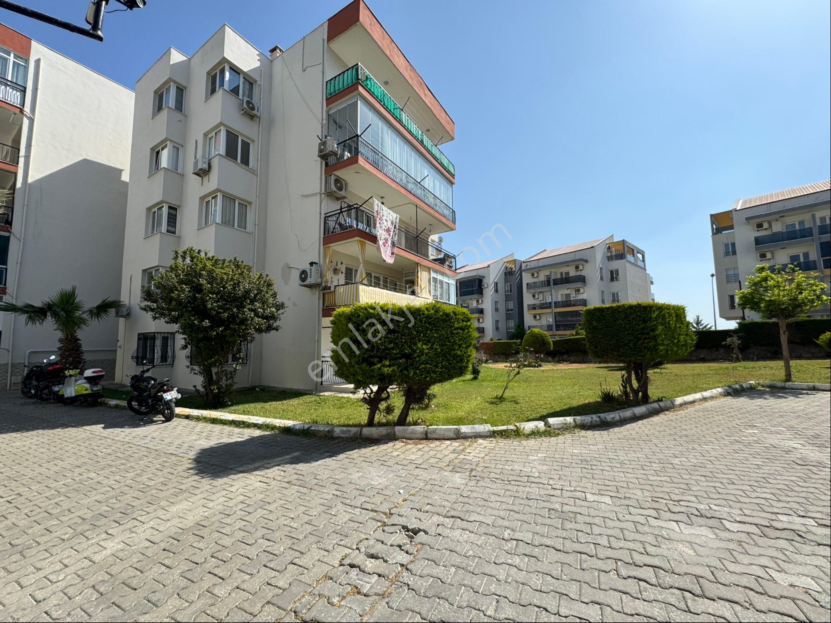 Kuşadası İkiçeşmelik Satılık Daire Site İçinde Geniş Ferah Kapalı Mutfak 3+1 Daire