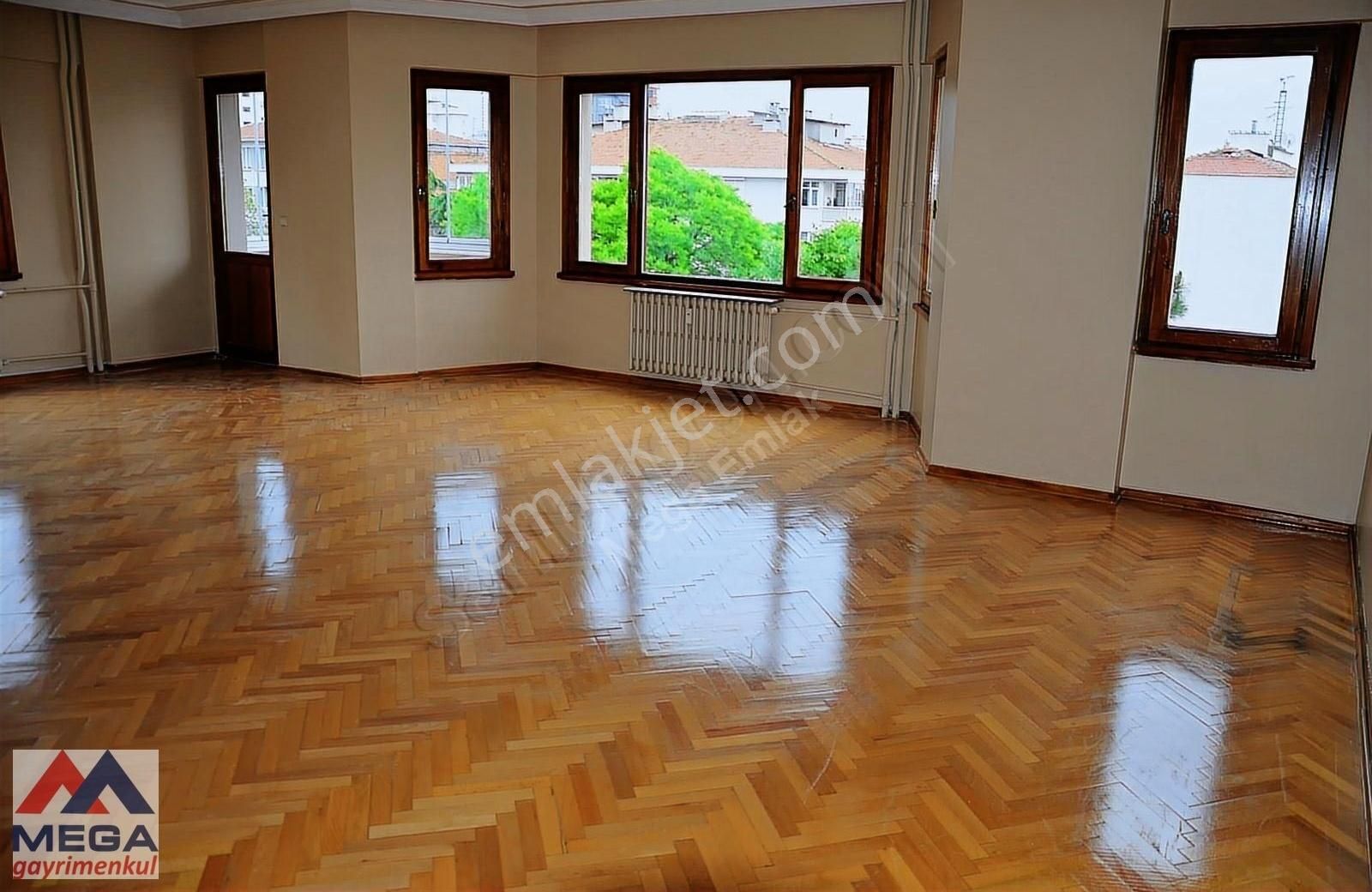 Kadıköy Feneryolu Kiralık Daire Feneryolu Bağdat Caddesi 2. Bina 4+1 Balkonlu Güvenlikli Binada