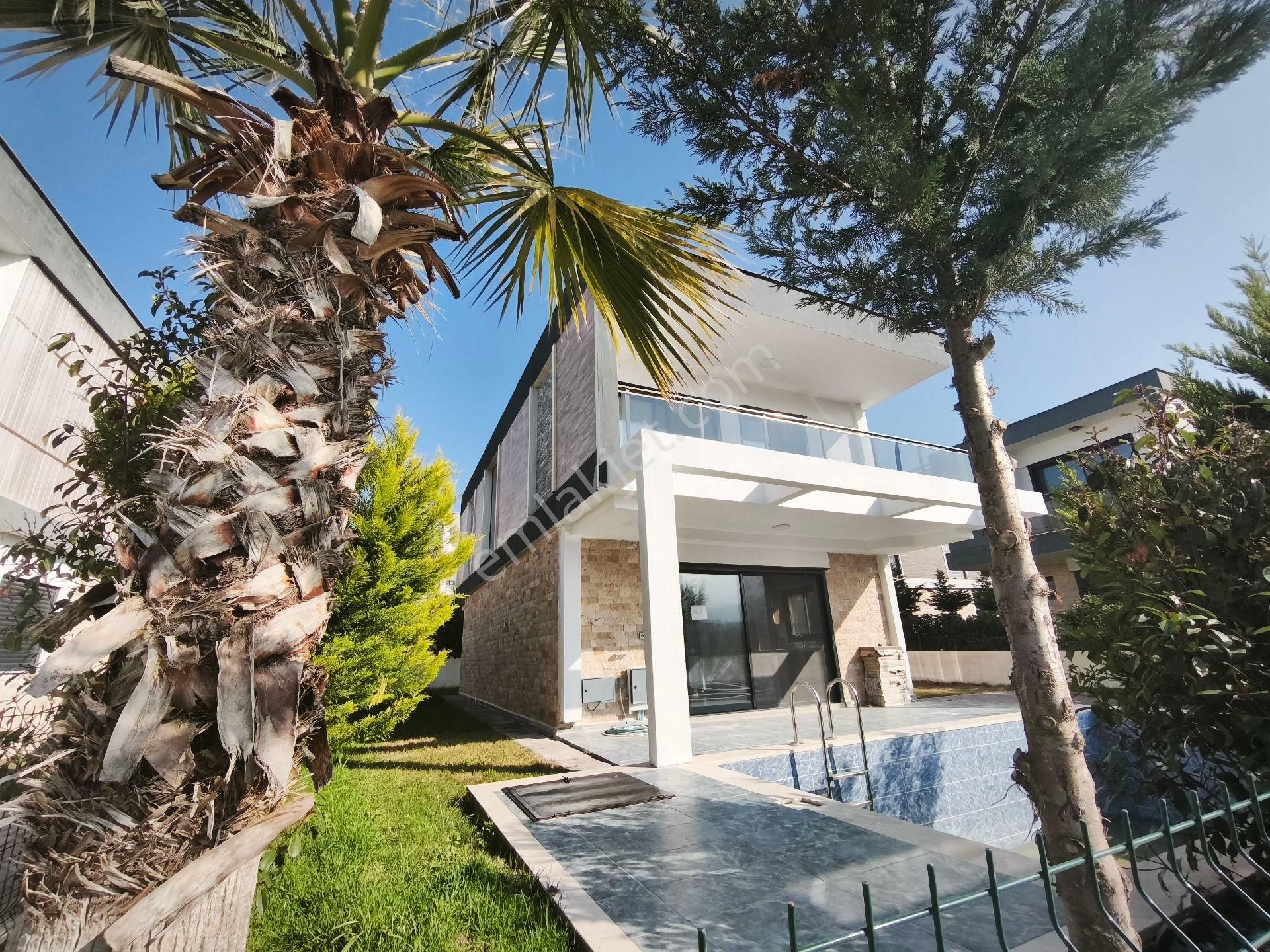 Kuşadası Davutlar Satılık Villa Davutlarda Müstakil Özel Havuzlu 4+1 Villa