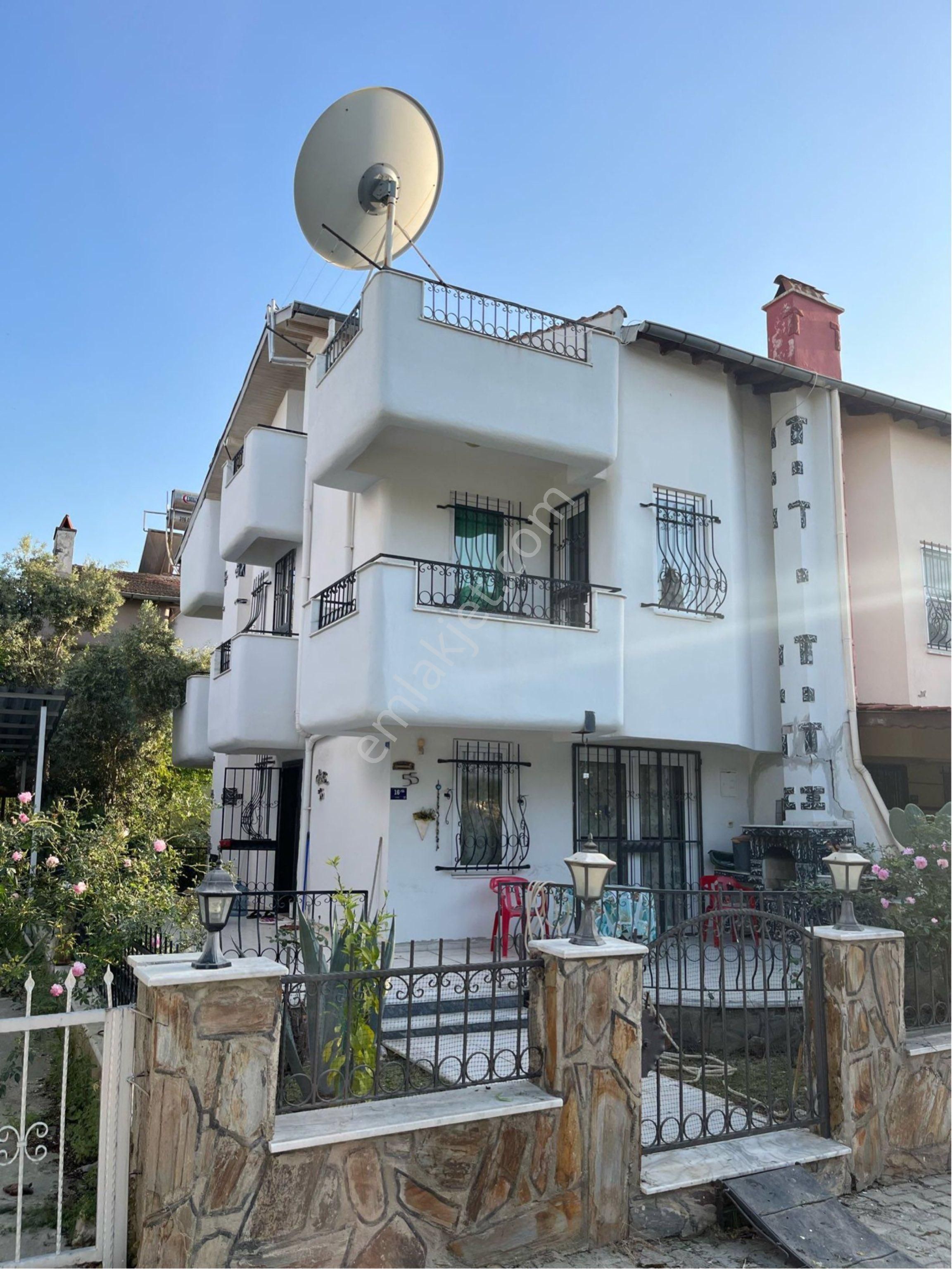 Kuşadası Karaova Satılık Villa Kuşadasında Havuzlu Site İçerisinde Geniş Kullanımlı Satılık Villa