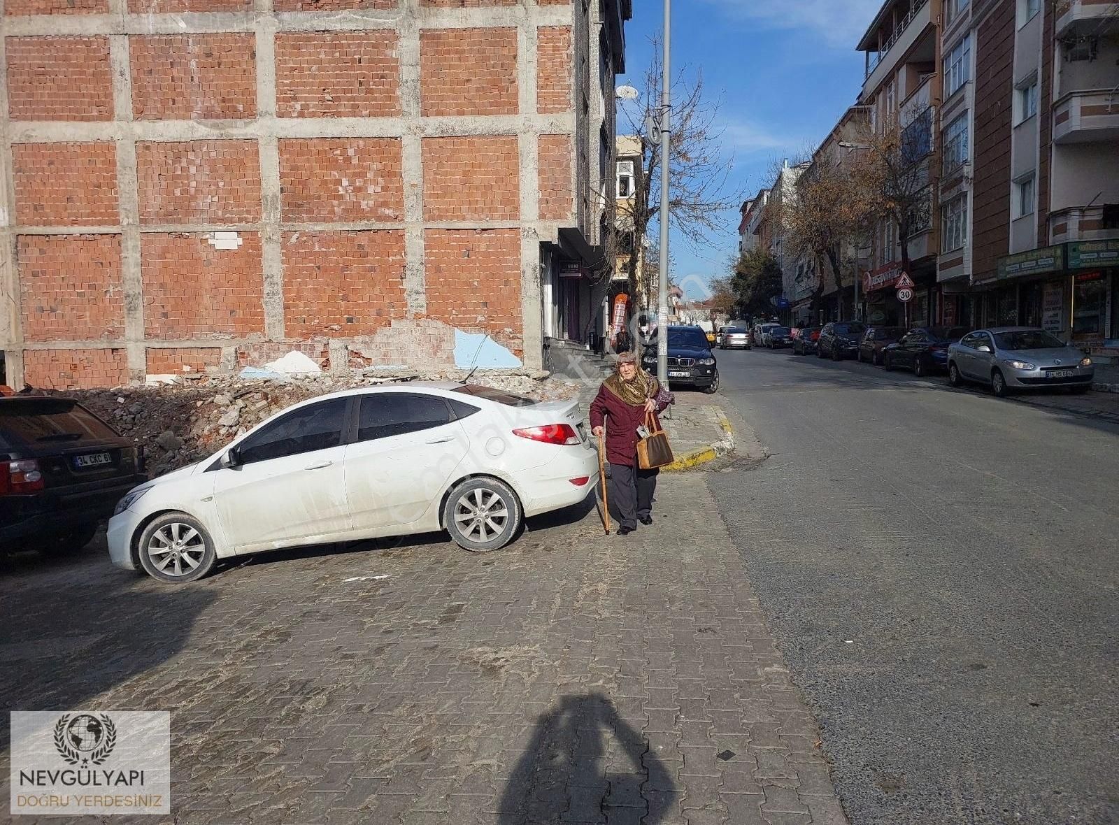 Avcılar Cihangir Satılık Konut İmarlı Avcılarda Nevgül Yapıdan Satılık Köşe Arsa