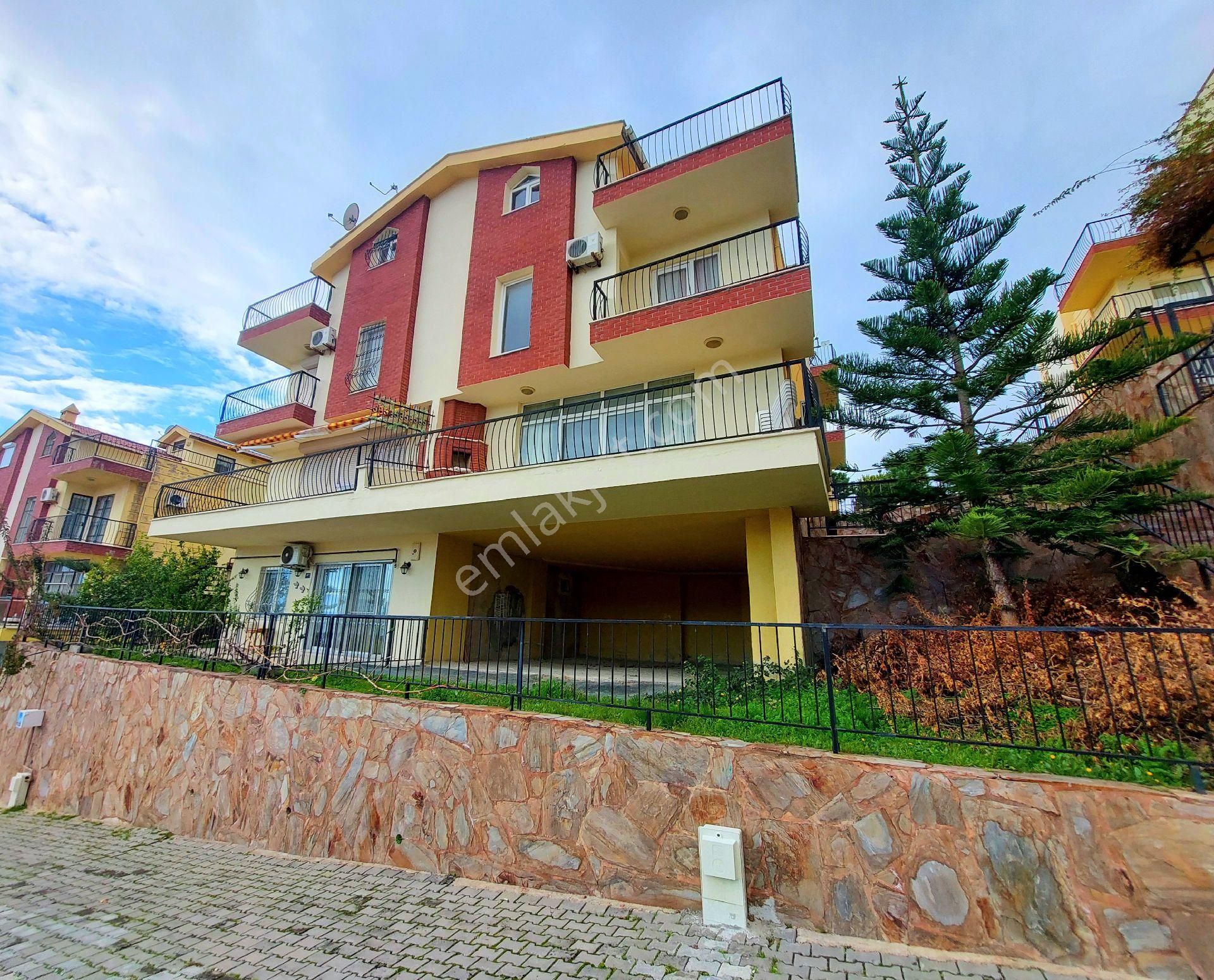 Kuşadası Kadınlar Denizi Satılık Villa Kuşadasında Havuzlu Sitede Deniz Manzaralı 4+1 Villa