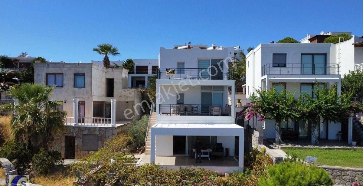 Bodrum Bahçelievler Satılık Villa Bodrum Akyarlarda Asbat Bölgesinde 5+2 Denize Sıfır Tripleks Villa Satılık