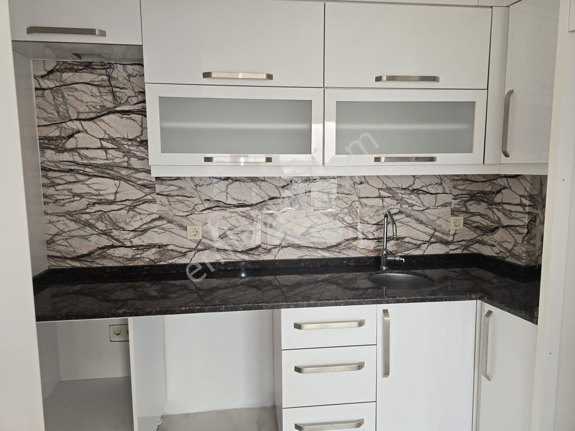 Balçovada Metro Yakını Anacaddede Sıfır Asansörlü Kiralık 2+1 Büro&ofis