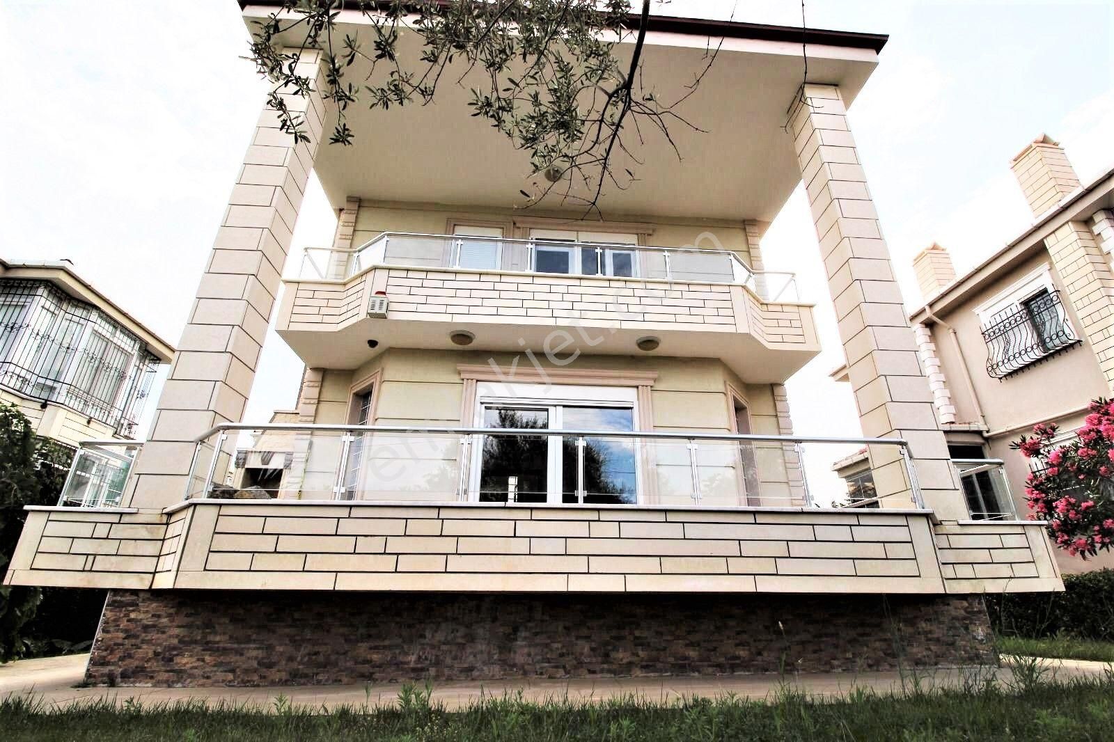 Edremit Güre Cumhuriyet Satılık Daire Aygül'den Edremit Güre'de 300 M2 Arsa İçi Açık Mutfak Denize Yakın Bağımsız Satılık Kaçmaz 3+1villa