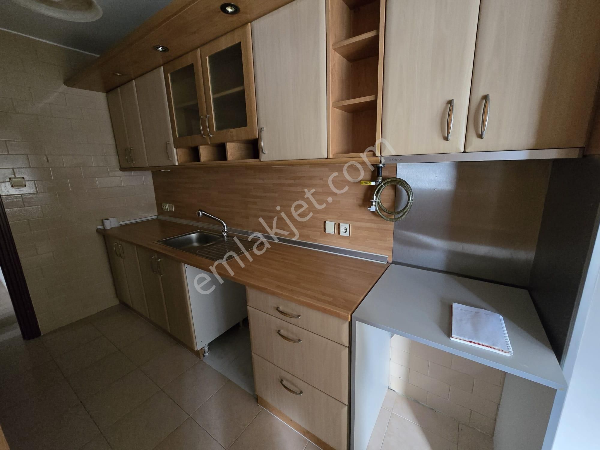 Karabağlar Üçkuyular Kiralık Daire F.altayda Metro Yanı D.gazlı Arakat Kiralık 3+1 Daire