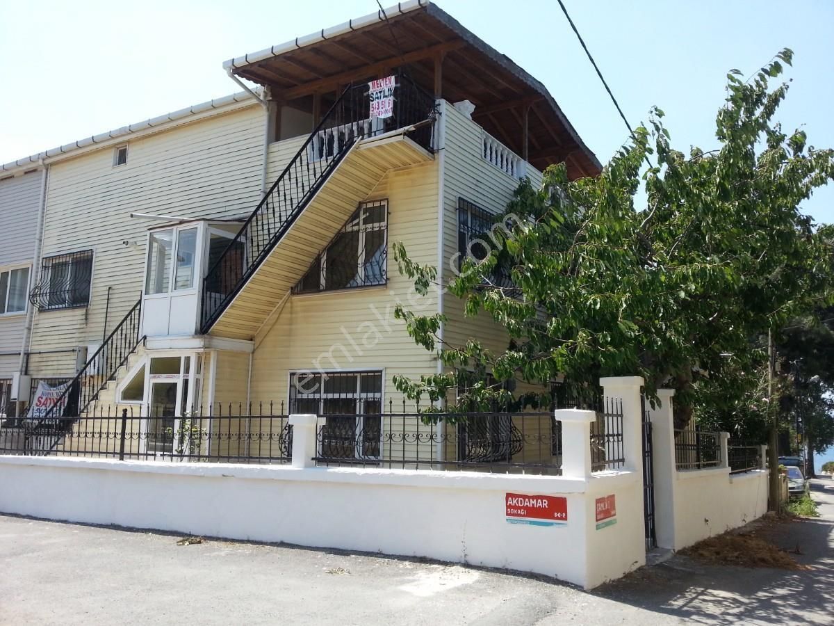 İstanbul Büyükçekmece Denize Sıfır Satılık Villa Büyükçekmece Güzelcede 3 Katlı Deniz Yanı Villa