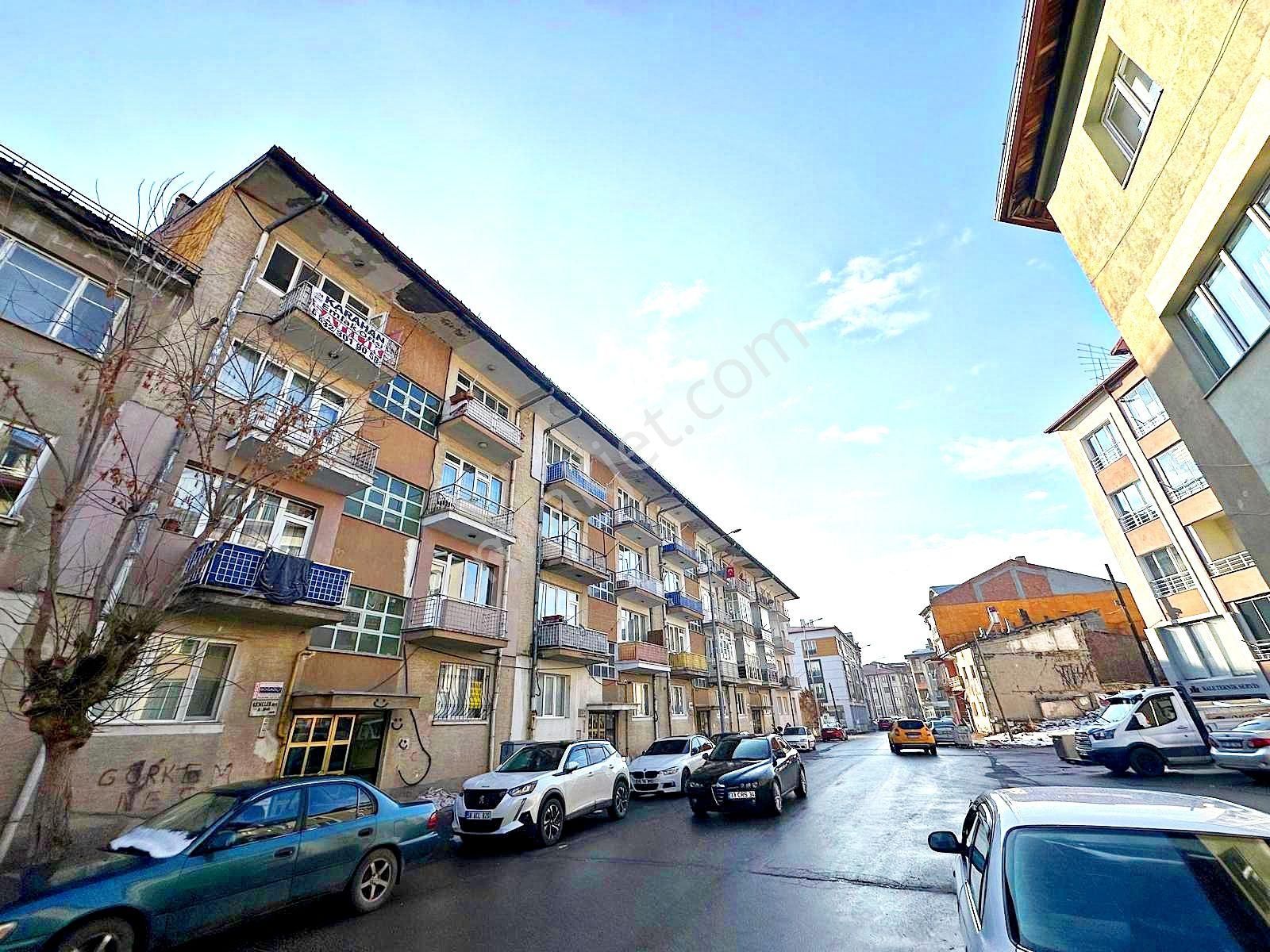 Sivas Merkez Üçlerbey Satılık Daire Karahan Emlak'tan Satılık Daire✅üçlerbey Mahallesi✅3.kat*90 M²*2+1✅şeyhçoban Caddesinde