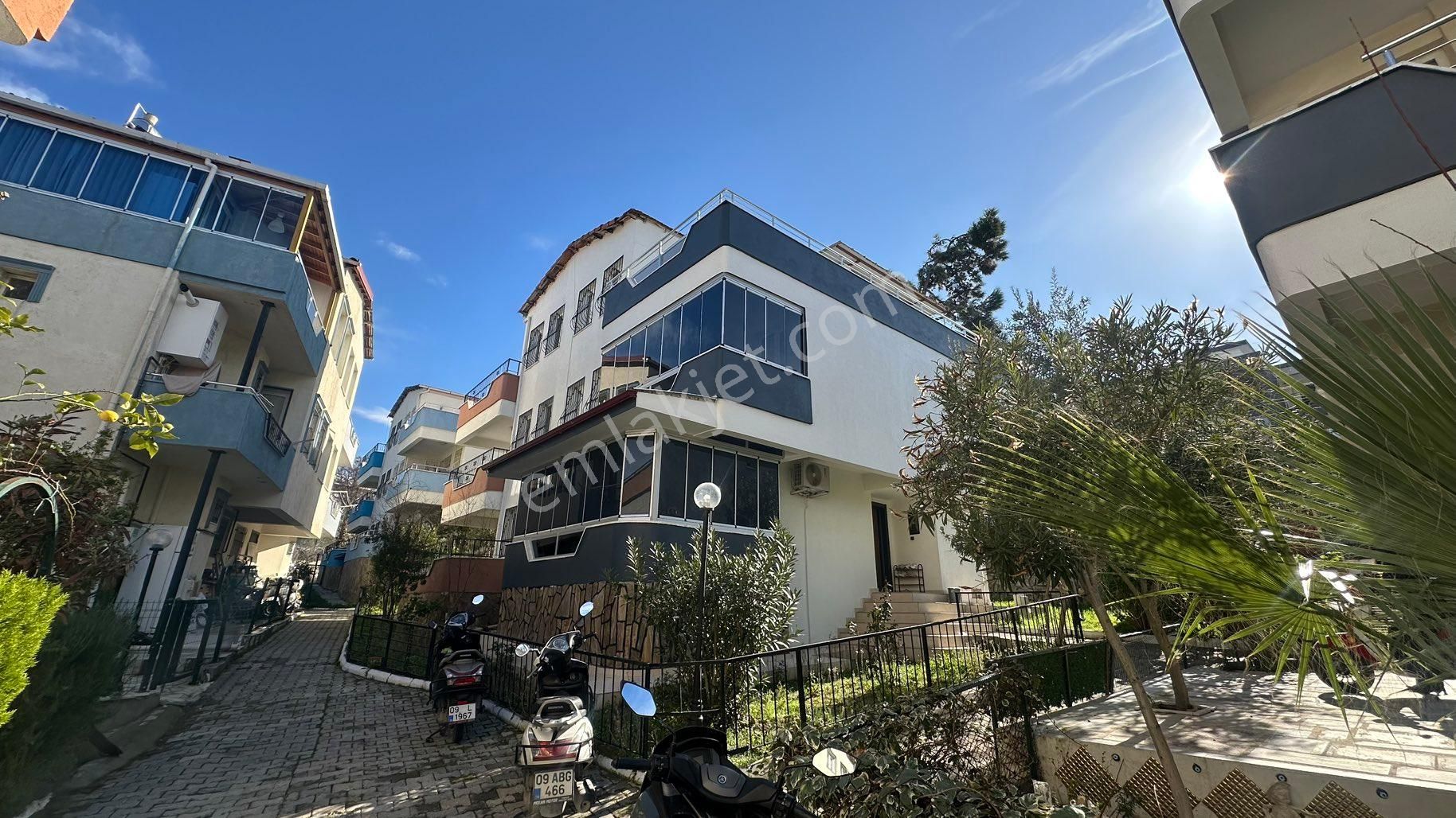 Aydın Kuşadası Satılık Villa Kuşadası Merkezde 5+1 Doğalgazlı Havuzlu Sitede Satılık Full Tadilatlı Villa