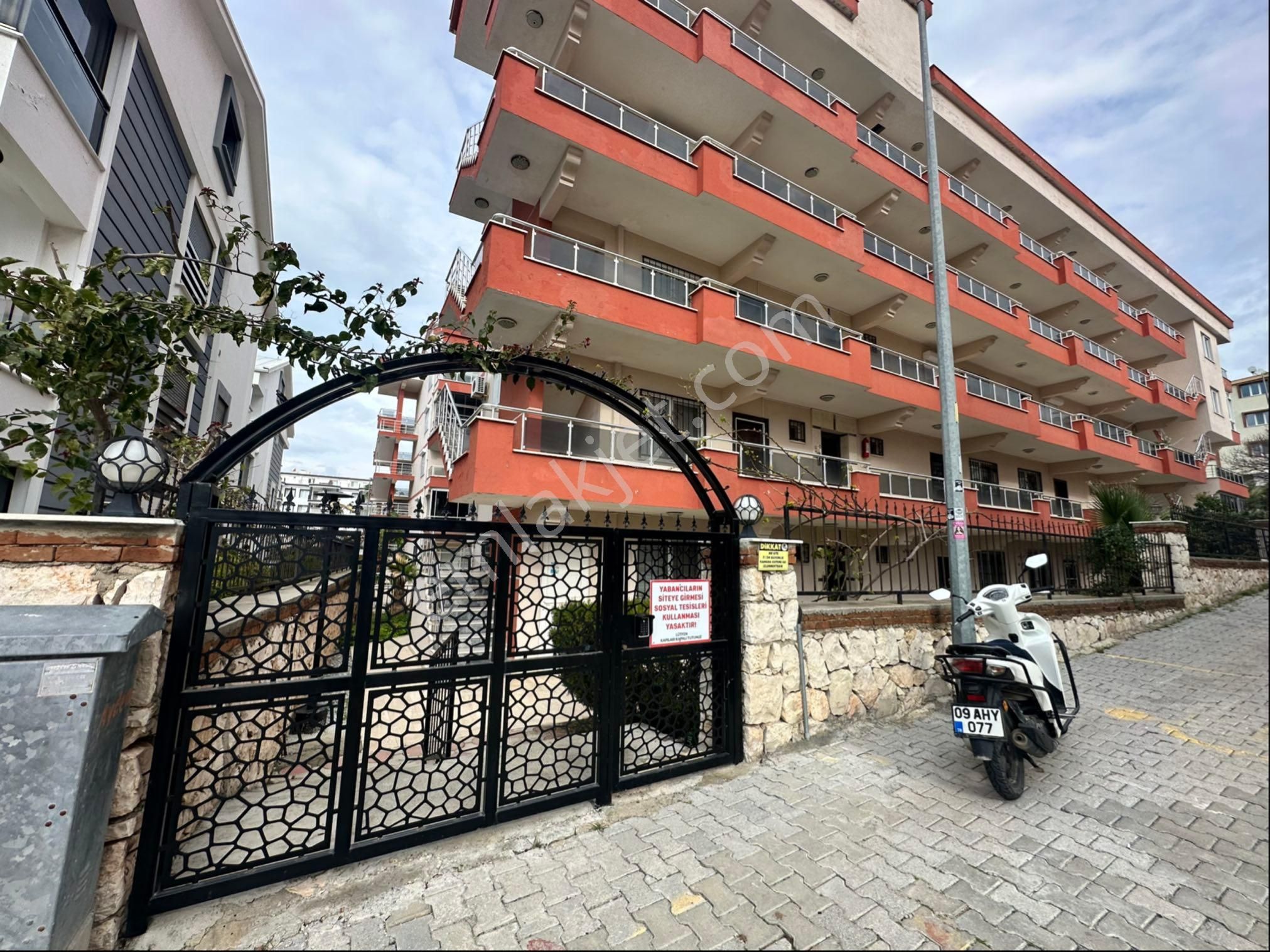 Didim Efeler Satılık Daire Didim Efeler Mahallesi 4+1 Açık Mutfak Havuzlu Sitede(asansörlü)