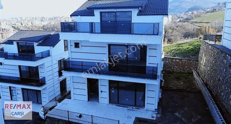 Başiskele Yuvacık Yakacık Satılık Villa Remax Çarşı Ofisi'nden Başiskele Yuvacıkta 6+1 Satılık Villa