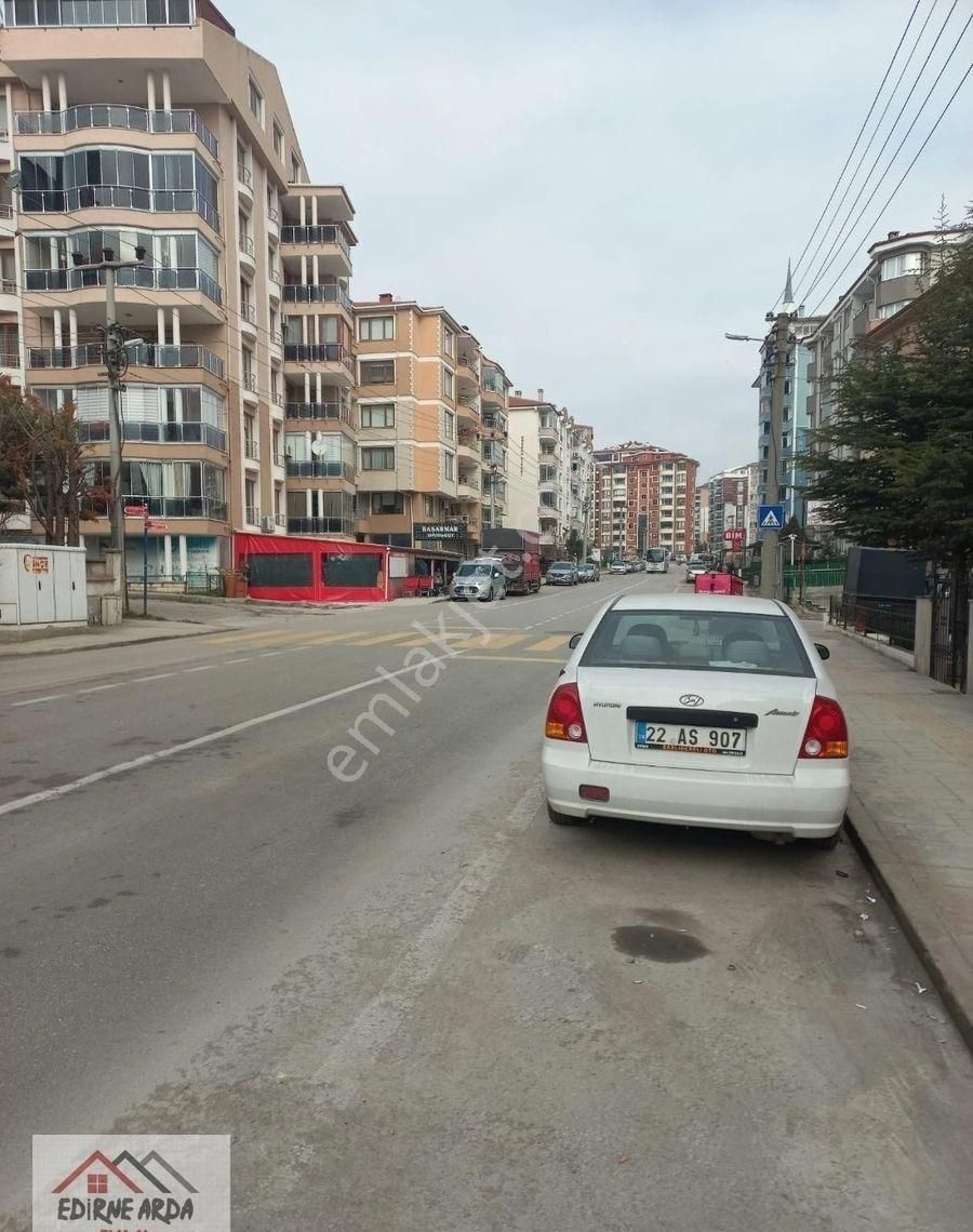 Edirne Merkez Şükrüpaşa Satılık Daire Arda Emlak Ofisi'nden Yapay Gölet Yakını Geniş Cadde Üzeri Daire