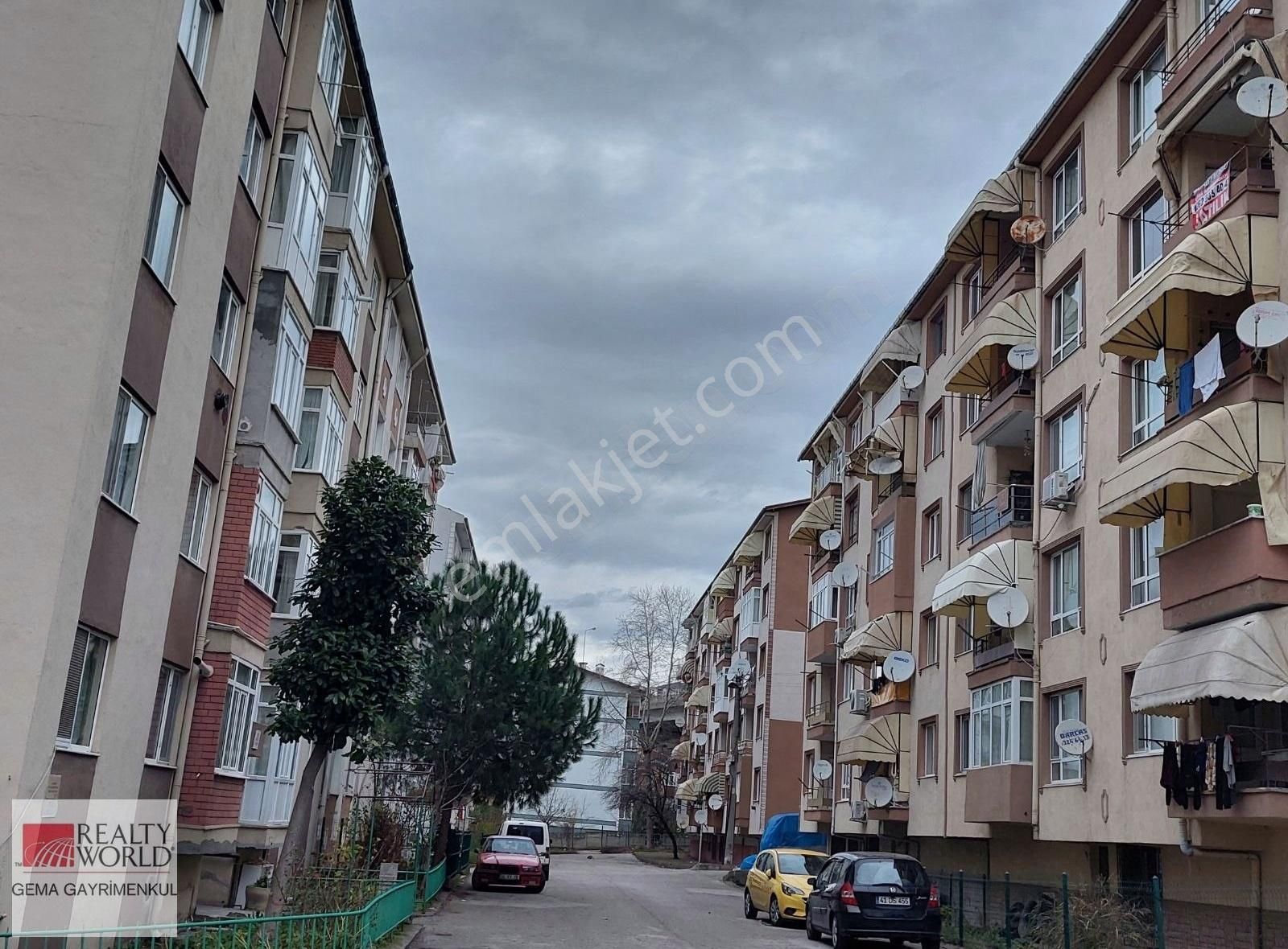 İzmit Şirintepe Satılık Daire İzmit Şirintepe Bölgesinde 3+1 Kombili Arakat Boş Satılık Daire