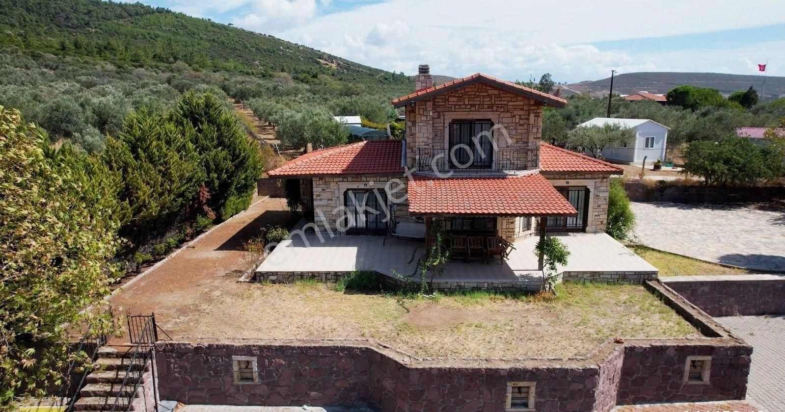 Foça Yeniköy Satılık Çiftlik Evi Yeniköyde 5300 M2 Yola Cepheli Müstakil Villalı Arsa