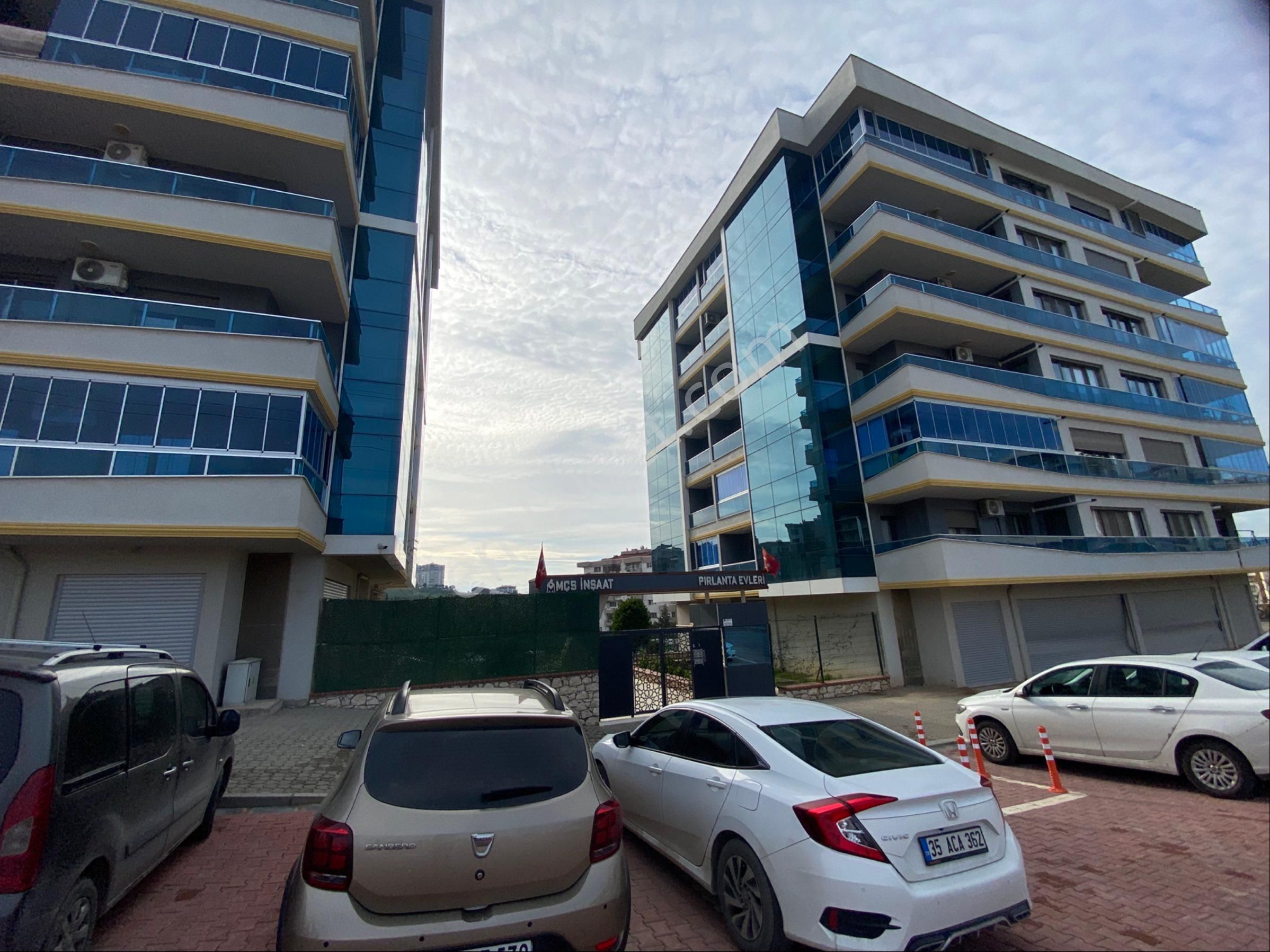 Menemen 29 Ekim Satılık Daire Ulukent'te Havuzlu Sitede 3+1 125 M2 Ara Kat Satılık Daire