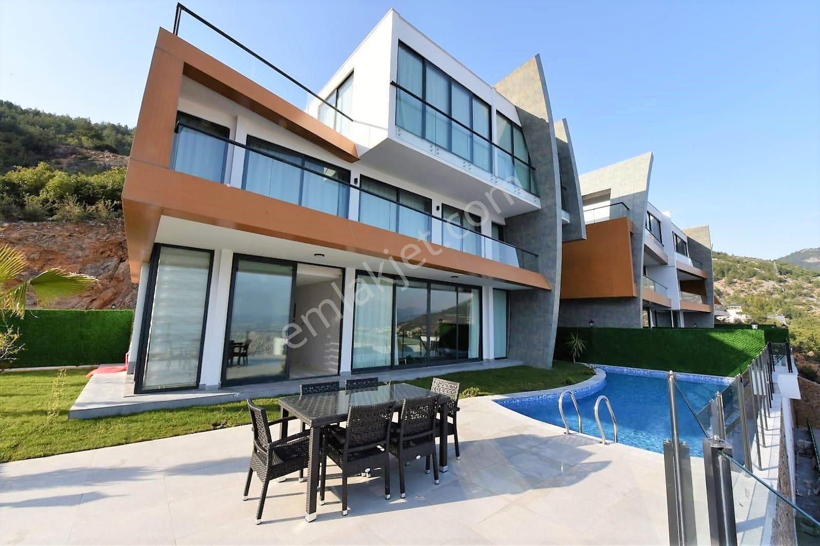 Alanya Tepe Satılık Villa Alanya Tepe 5+1 700m2 Lüks Eşyalı 700m2 Arsa Payına Sahip Müstakil Villa