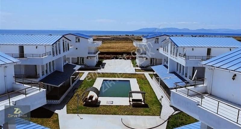 Dikili Salihler Satılık Villa Deniz Manzaralı 5+1 Havuzlu Tripleks Villa