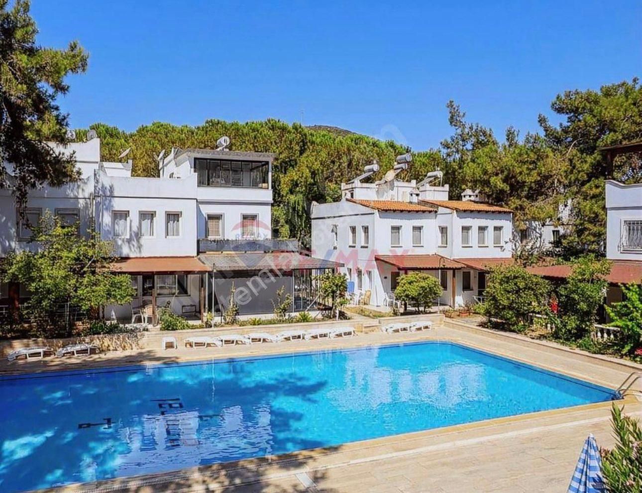 Bodrum Torba Satılık Villa Bodrum Torba'da Havuzlu Site İçinde Denize Yakın Satılık Tripleks Villa