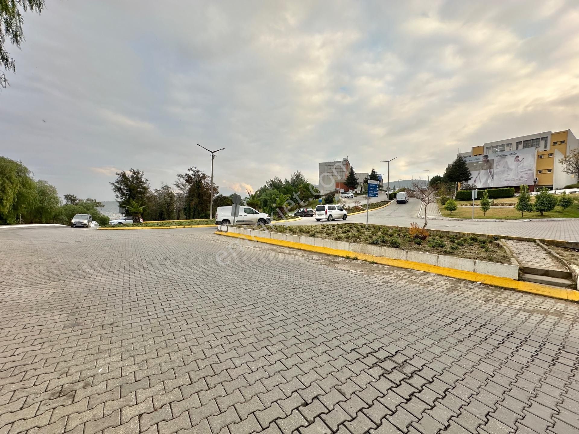 Bornova Mtk Sitesi'nde Satılık 4 Katlı 800 M2 İşyeri - Görsel 2