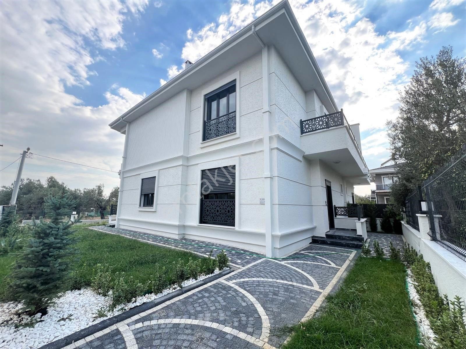 Edremit Zeytinli Satılık Müstakil Ev Akçay Aras Emlaktan Zeytinlide 4+1 Lüks Müstakil Villa