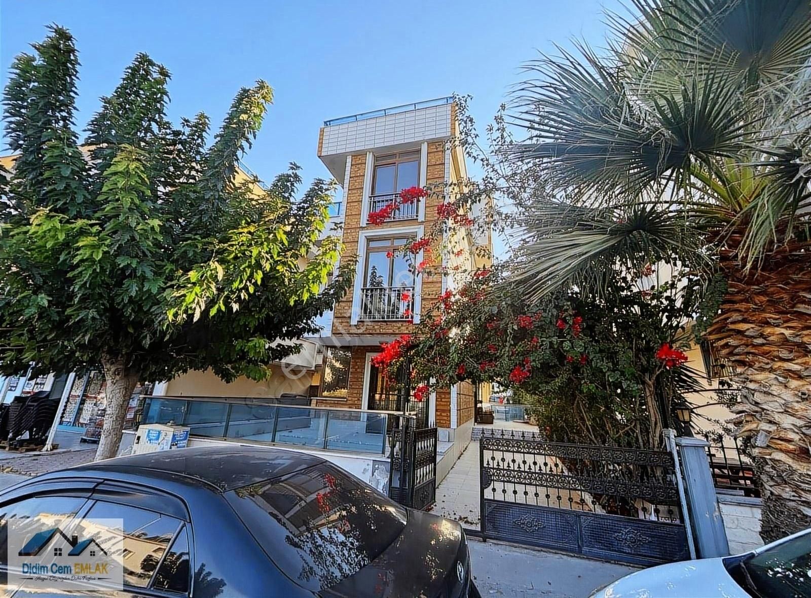 Didim Efeler Satılık Villa Ege Caddesi Üzerinde 5+1 Ayrı Mutfak Tam Müstakil Tripleks Villa