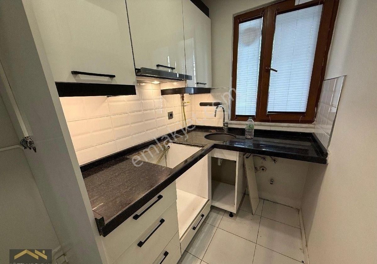 Küçükçekmece Yeni Mahalle Site İçerisinde Kiralık Daire Yenimahalle ( Gōçmen Mah. ) Tüm Ulaṣım Hatlarına Yakın Lokasyonda 1 + 1 Yeni Bina 55 M2