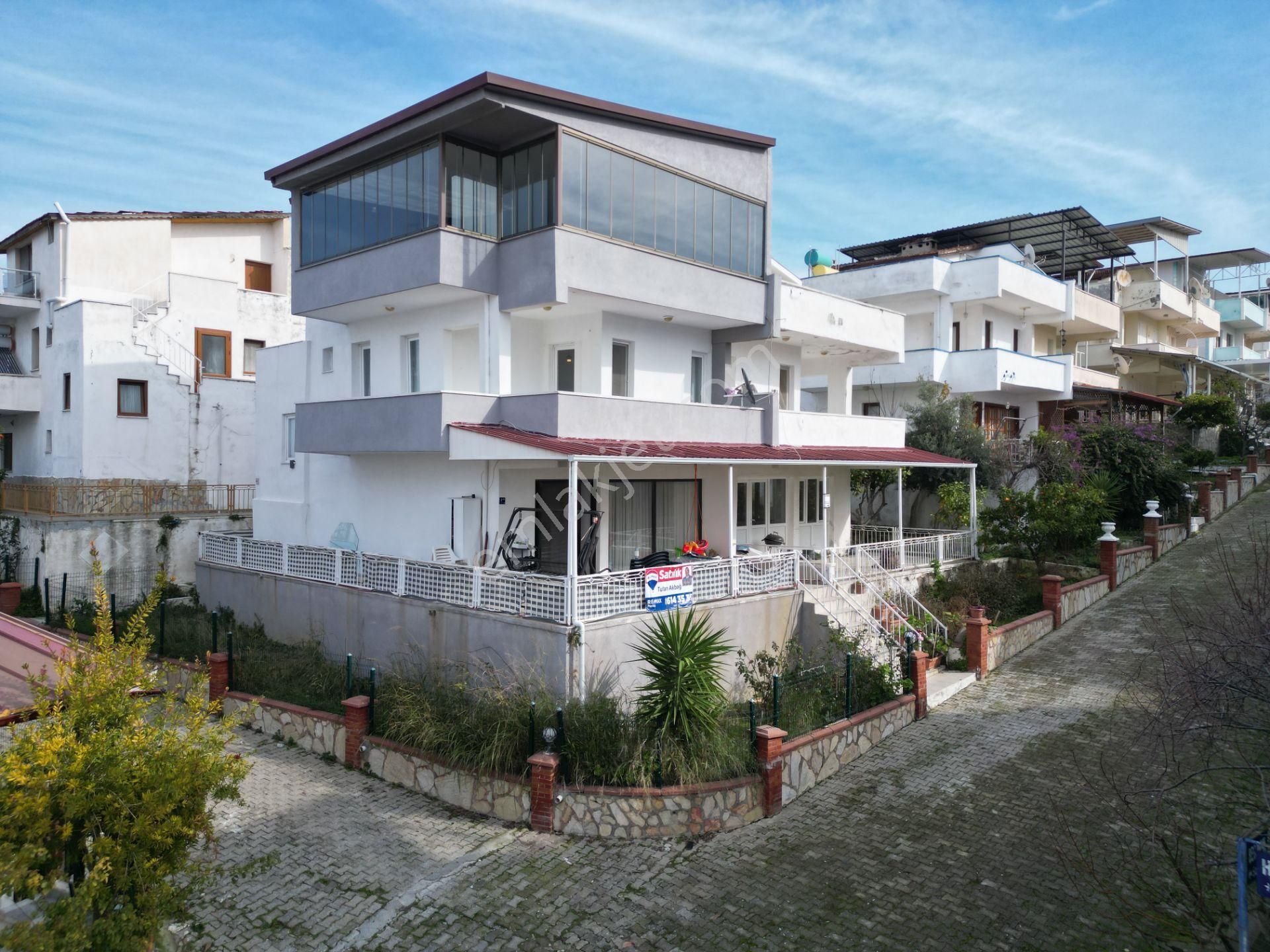 Kuşadası Soğucak Satılık Villa Soğucak'ta Deniz Manzaralı, Havuzlu Site İçerisinde 3+1 Villa