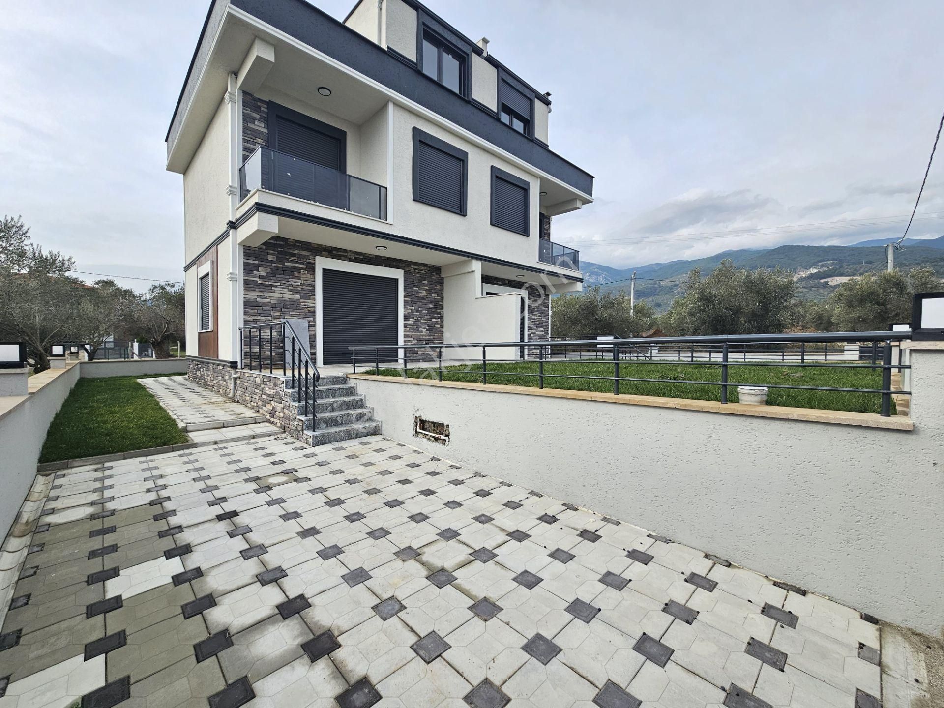 Edremit Güre Satılık Villa Avcıdan Balıkesir Edremit Gürede Deniz Ve Dağ Manzaralı 4+1 Villa