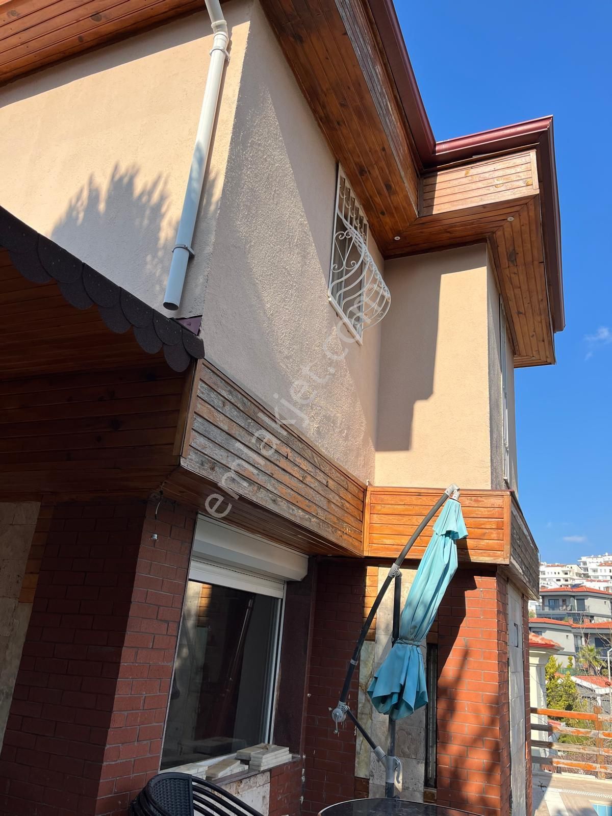 Kuşadası Bayraklıdede Satılık Villa Bayraklıdede Mah. Denize 300 Mt Mesafe'de 3+1 Satılık Tripleks Villa