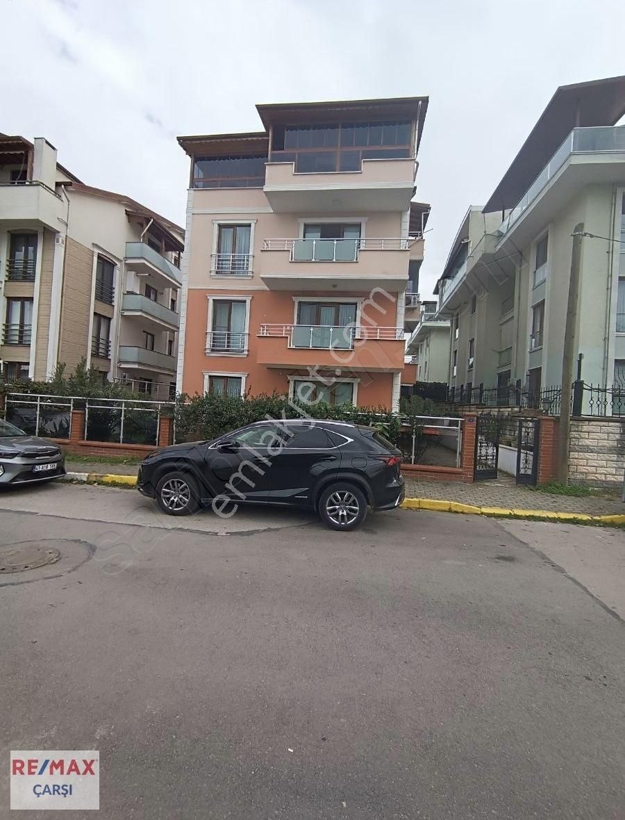 Kartepe Emekevler Satılık Daire Remax Çarşı'dan Kartepe'de 3,5+1 Satılık Çatı Dubleks Daire