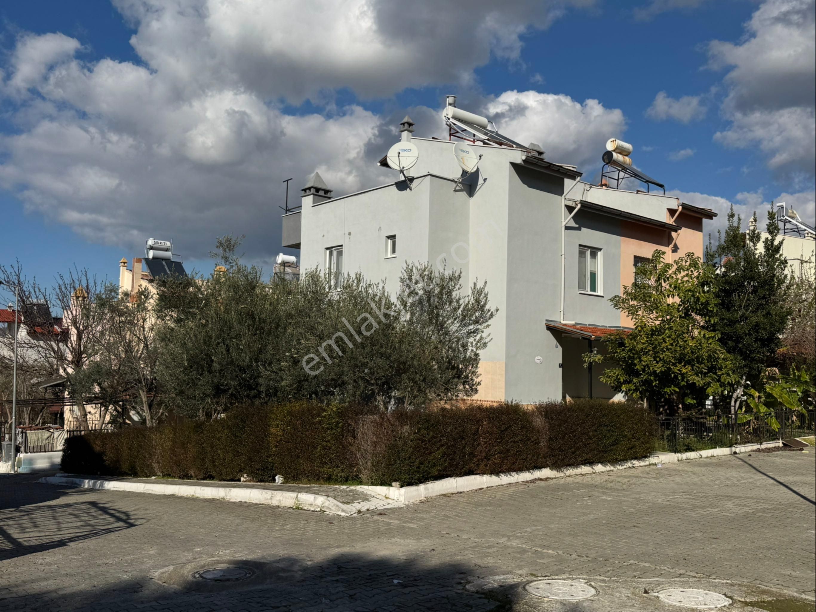 Kuşadası Soğucak Satılık Villa Kuşadası Soğucak’ta Köşe Konum Deniz Manzaralı 4+1 Villa