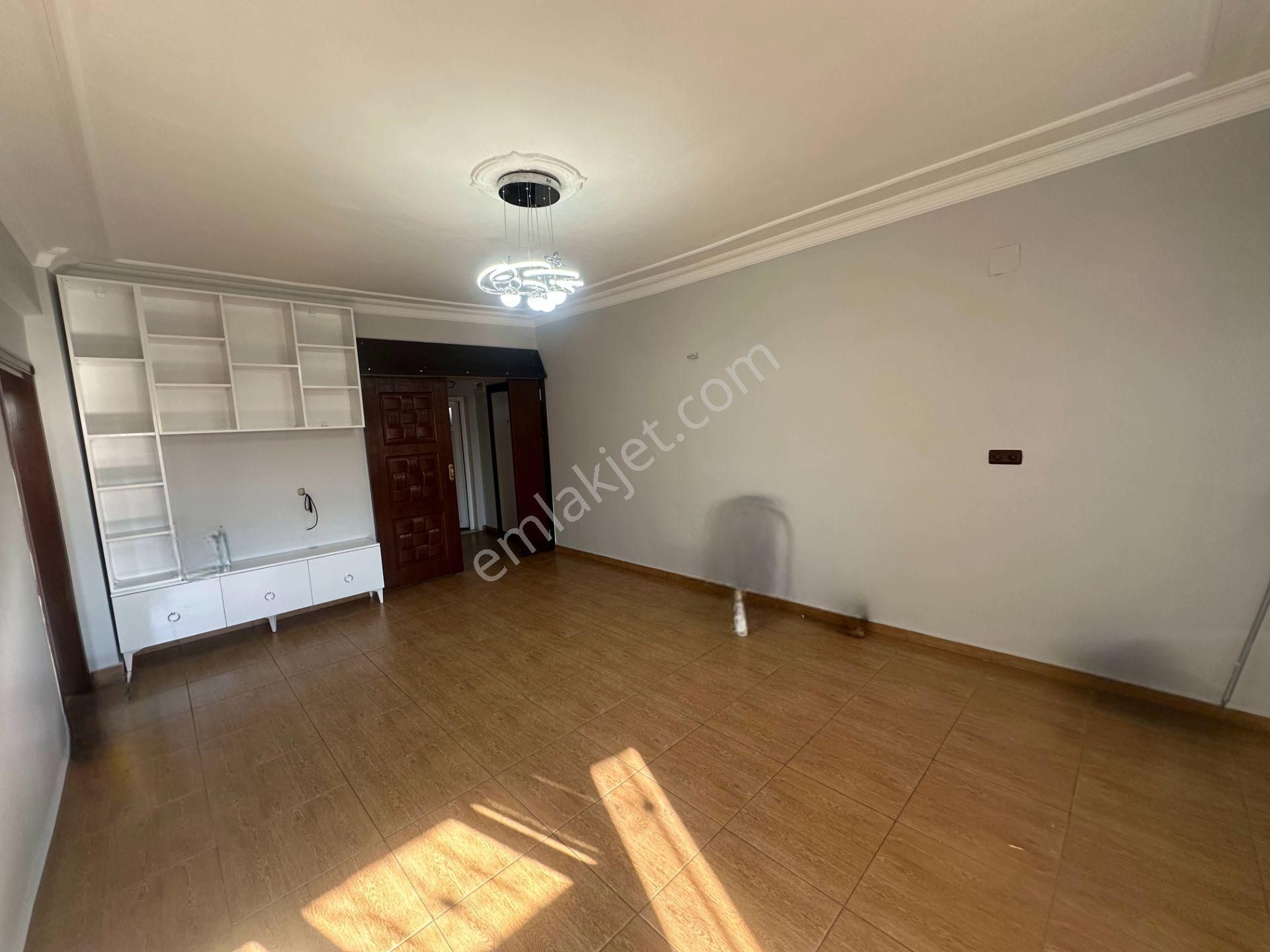 Seyhan Emek Kiralık Daire Altın Emlak Kiralıyor.cadde Üzerinde Yeni Boyalı Kapalı Mutfak