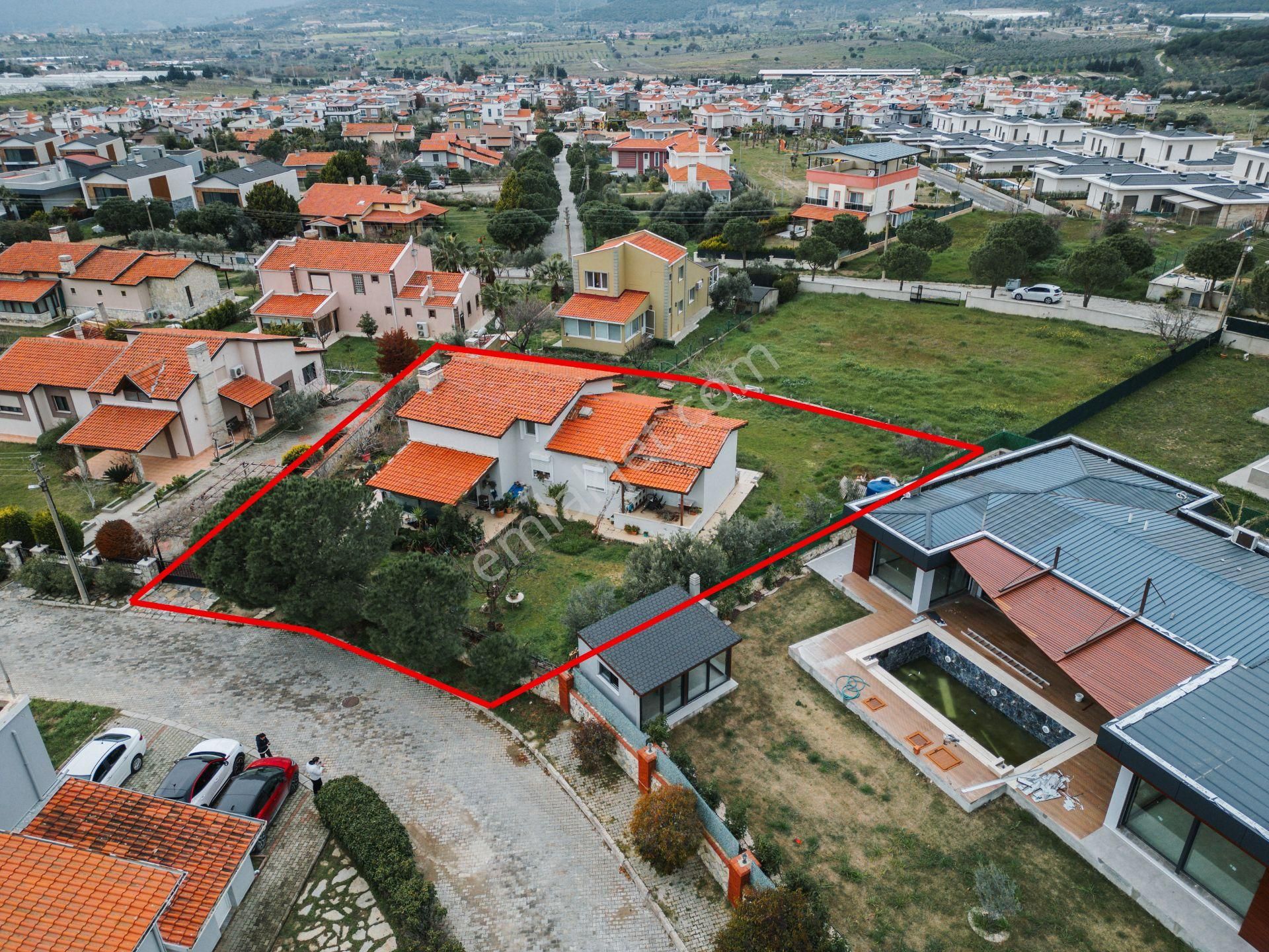 Urla Bademler Satılık Villa Ad Team'den Hekimköy Sitesi'nde 953m2 Arsa İçinde Müstakil Villa