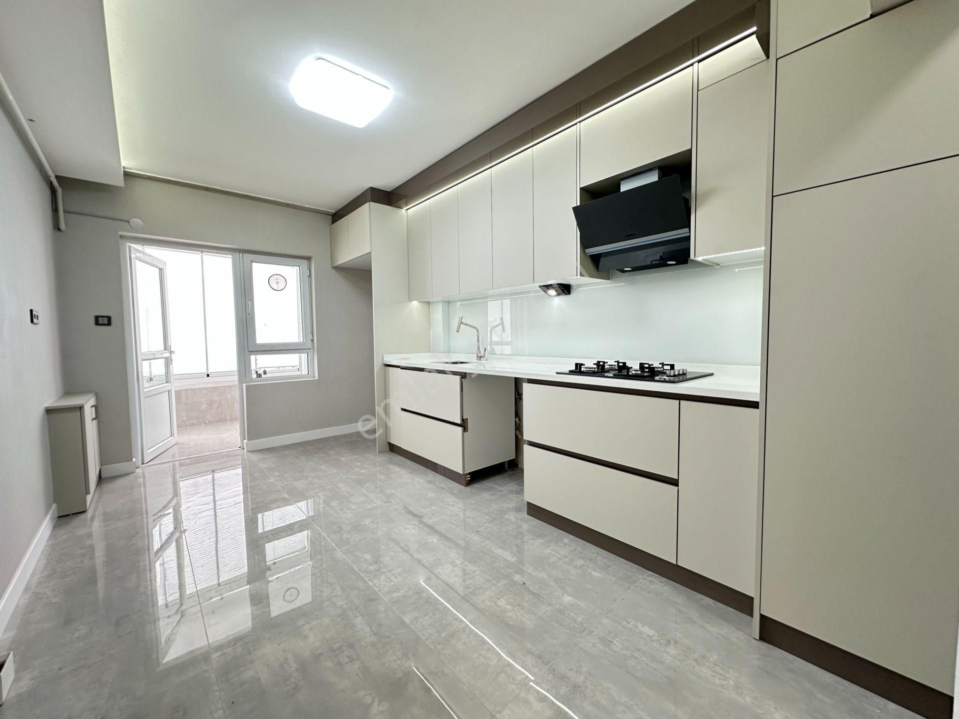 Pursaklar Fatih Satılık Daire Bulvar'dan Sitede Full Yapılı Tam Merkezde 145 M2 E.banyolu 3+1