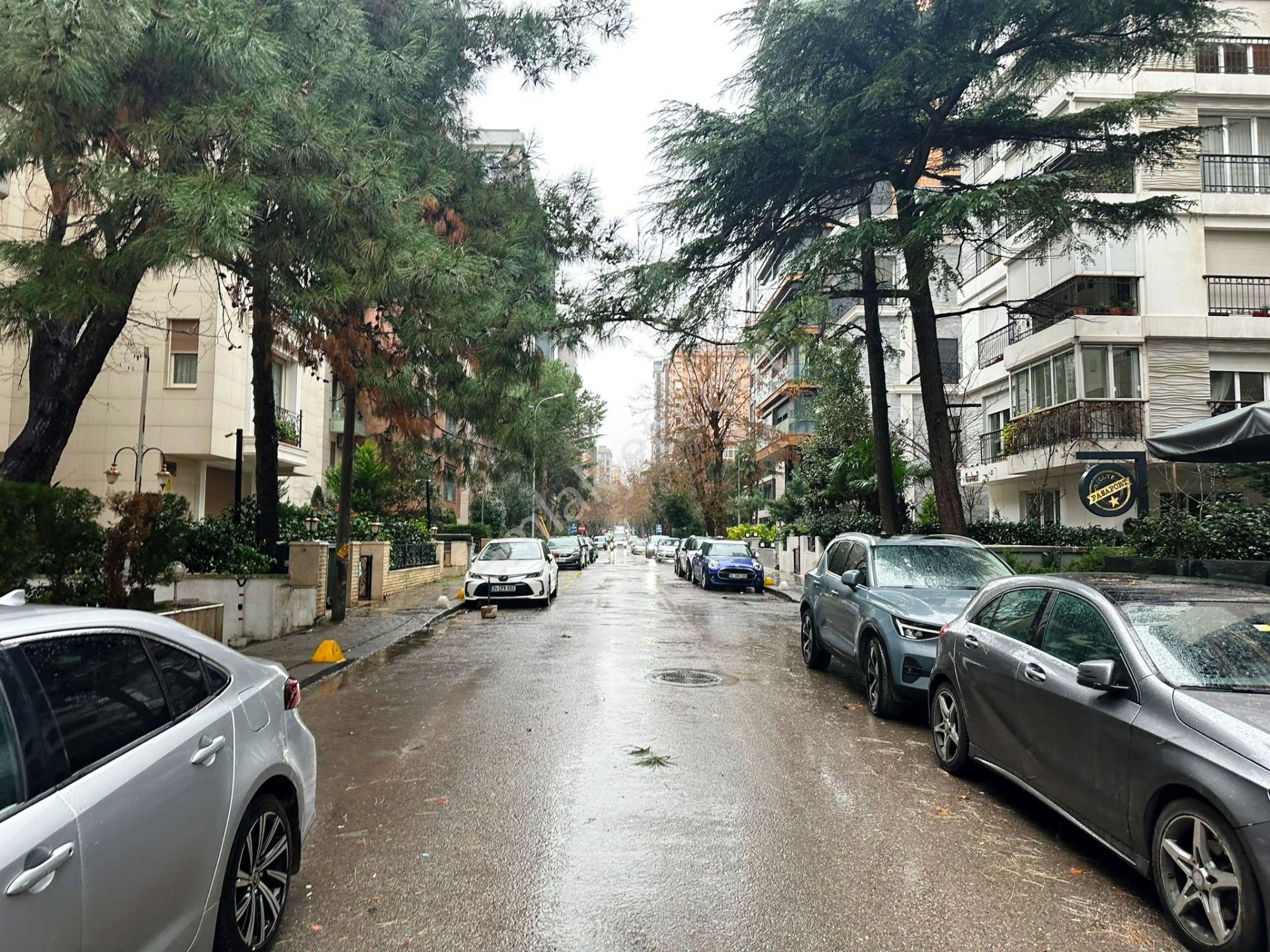 Kadıköy Suadiye Satılık Daire Suadiye Sahil İskanlı Geniş Salonlu Katta Tek 250m2 Satılık 5+1