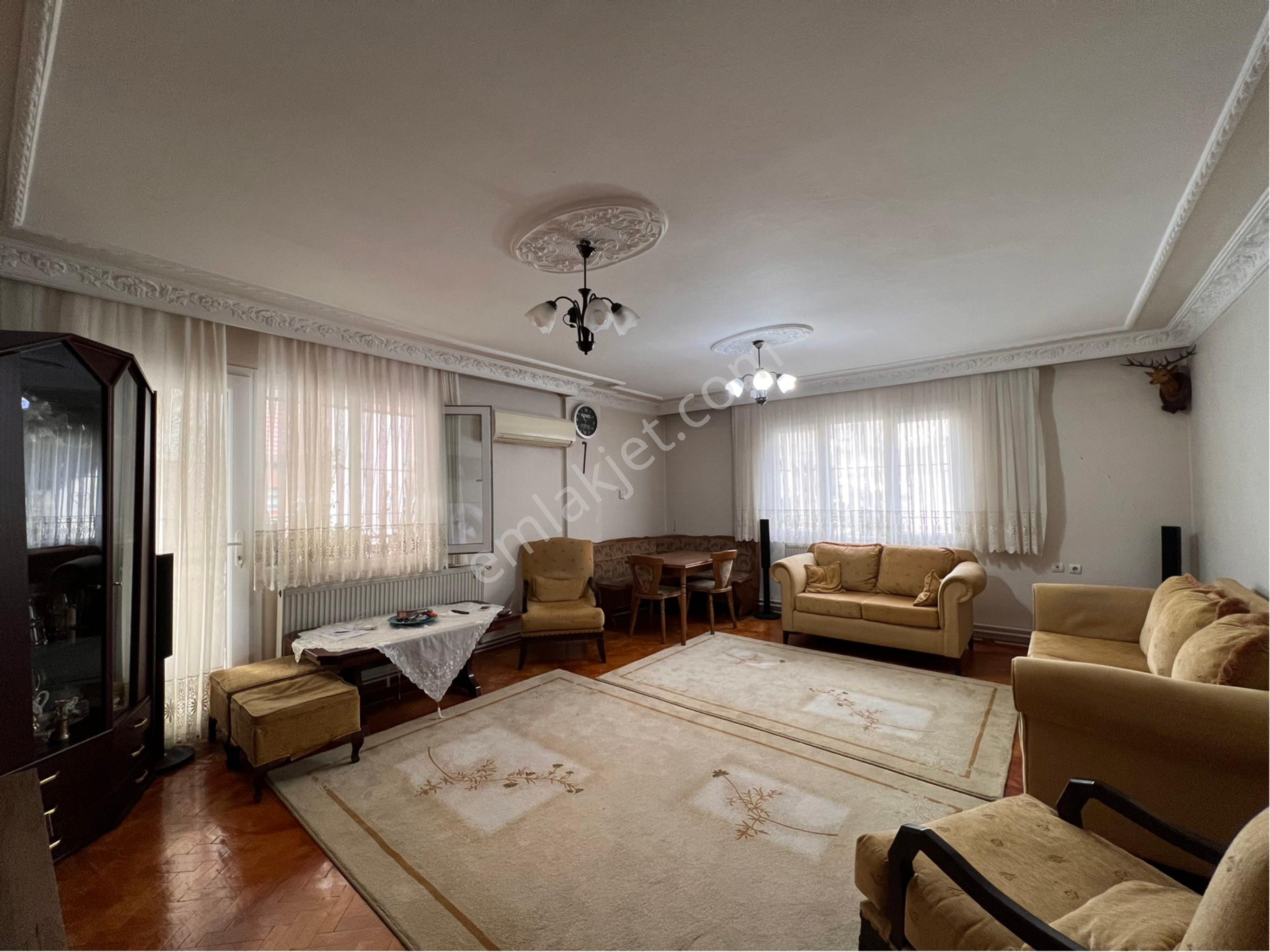 Buca Menderes Satılık Daire Buca Menderes Mah Belediye Yakını 3+1 140m2 Dgazlı Satılık Daire