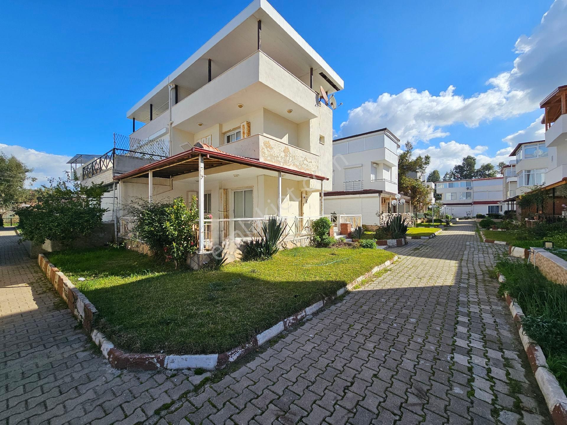 Kuşadası Davutlar Satılık Villa Kuşadası Davutlarda Denize Sıfır 3+1 Villa