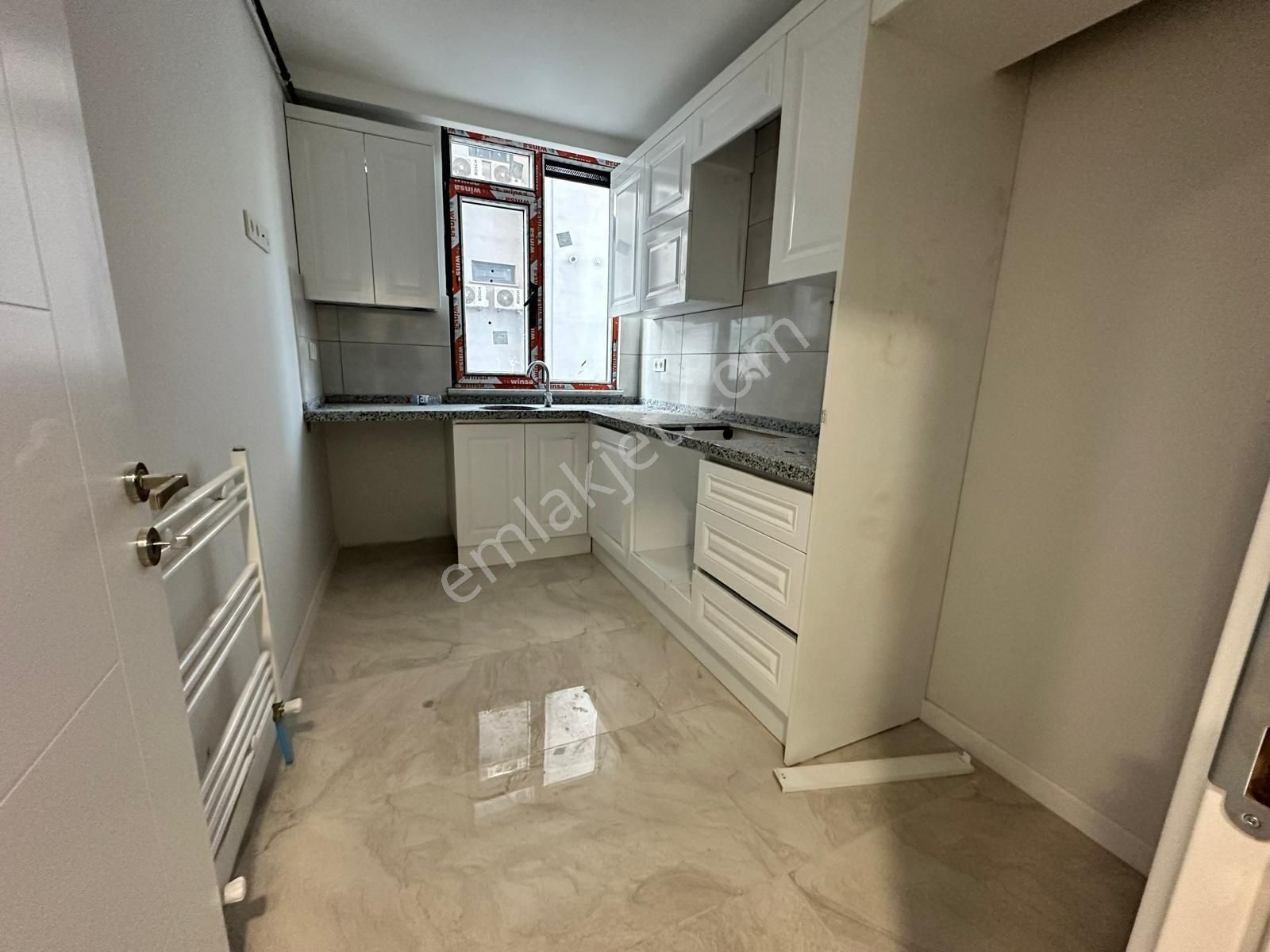 Kadıköy Bostancı Satılık Daire Şenesenevlerde 2+1 Net 75m2 Balkonlu Ebv Banyolu Fırsat Daire