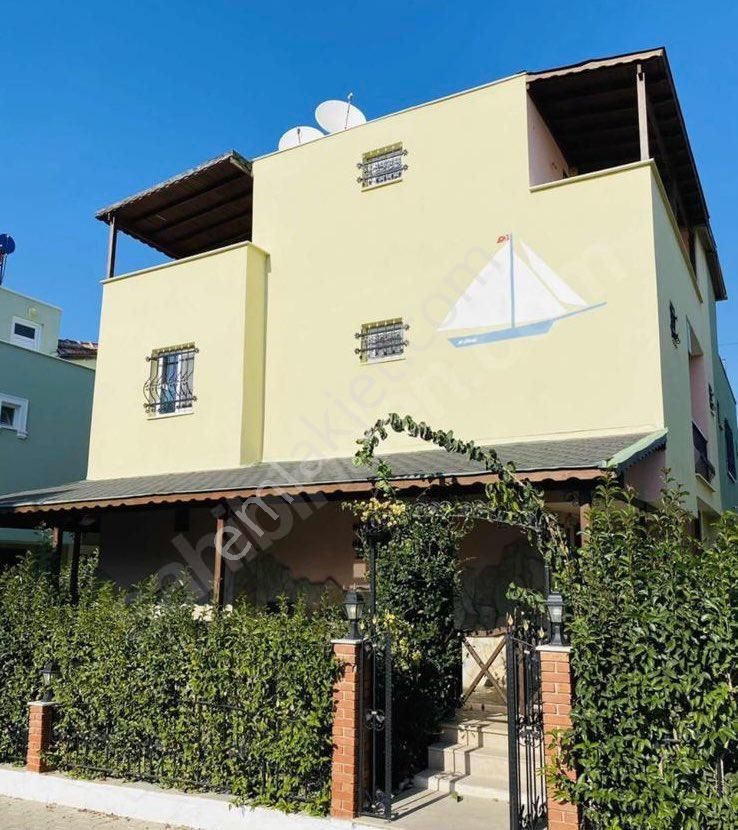 Kuşadası Soğucak Satılık Villa Soğucak Mevkinde Acil Satılık Eşyalı 5+1 Satılık Villa