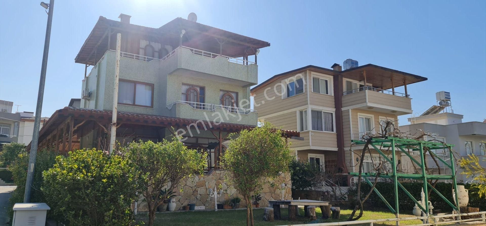 Arsuz Yolunda Büyükdere'de Doğa Kent Sitesi'nde Satılık Tripleks Villa