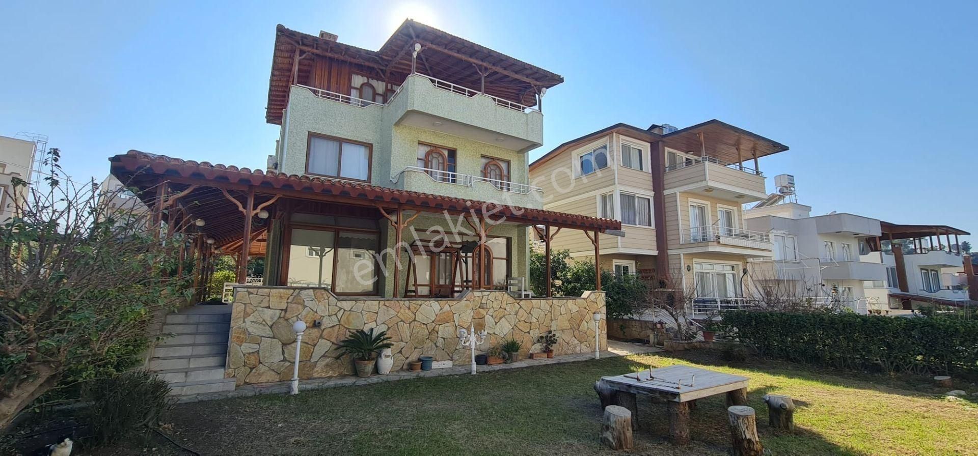 İskenderun Büyükdere Satılık Villa Arsuz Yolunda Büyükdere'de Doğa Kent Sitesi'nde Satılık Tripleks Villa